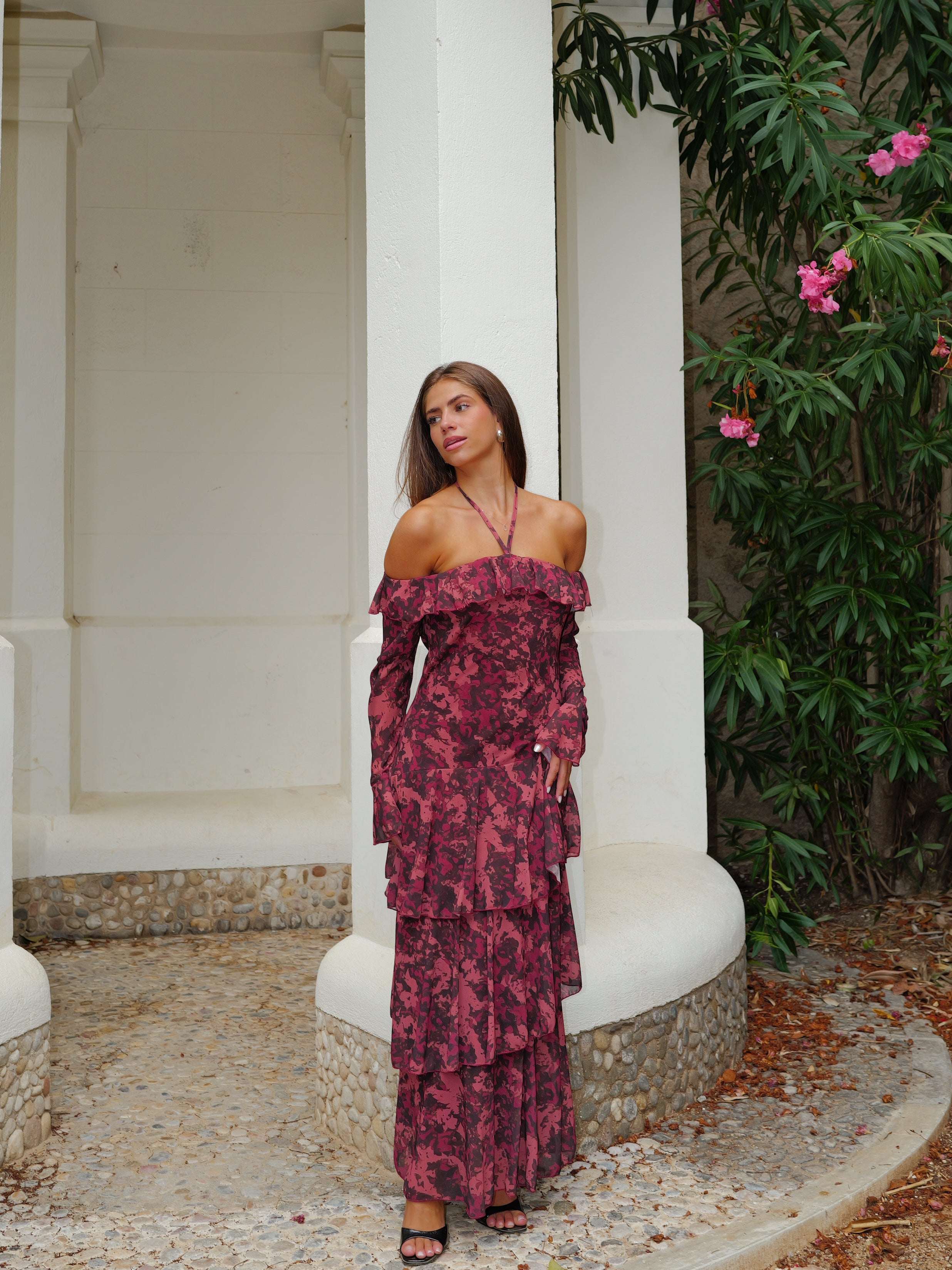 Vestido largo mangas volantes estampado burdeos