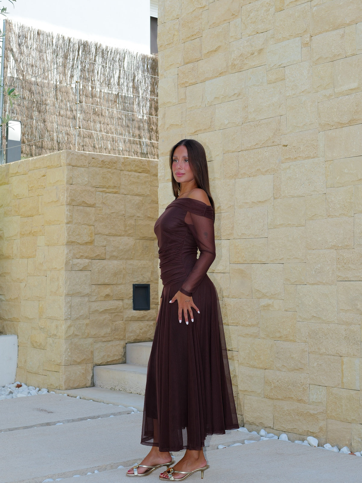 Vestido comprido com decote bardot em tule cor de chocolate
