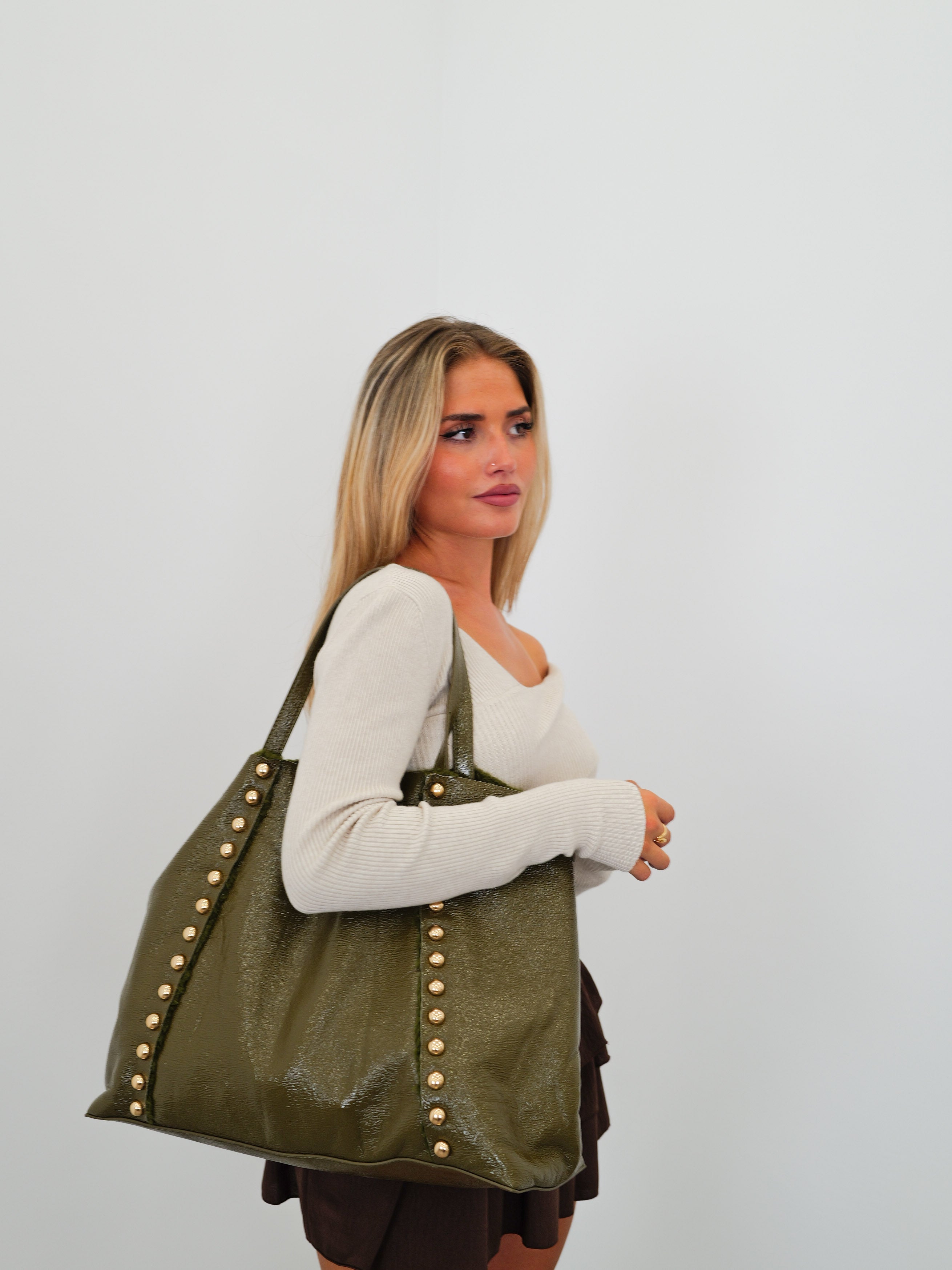 Bolso tachas brillo verde