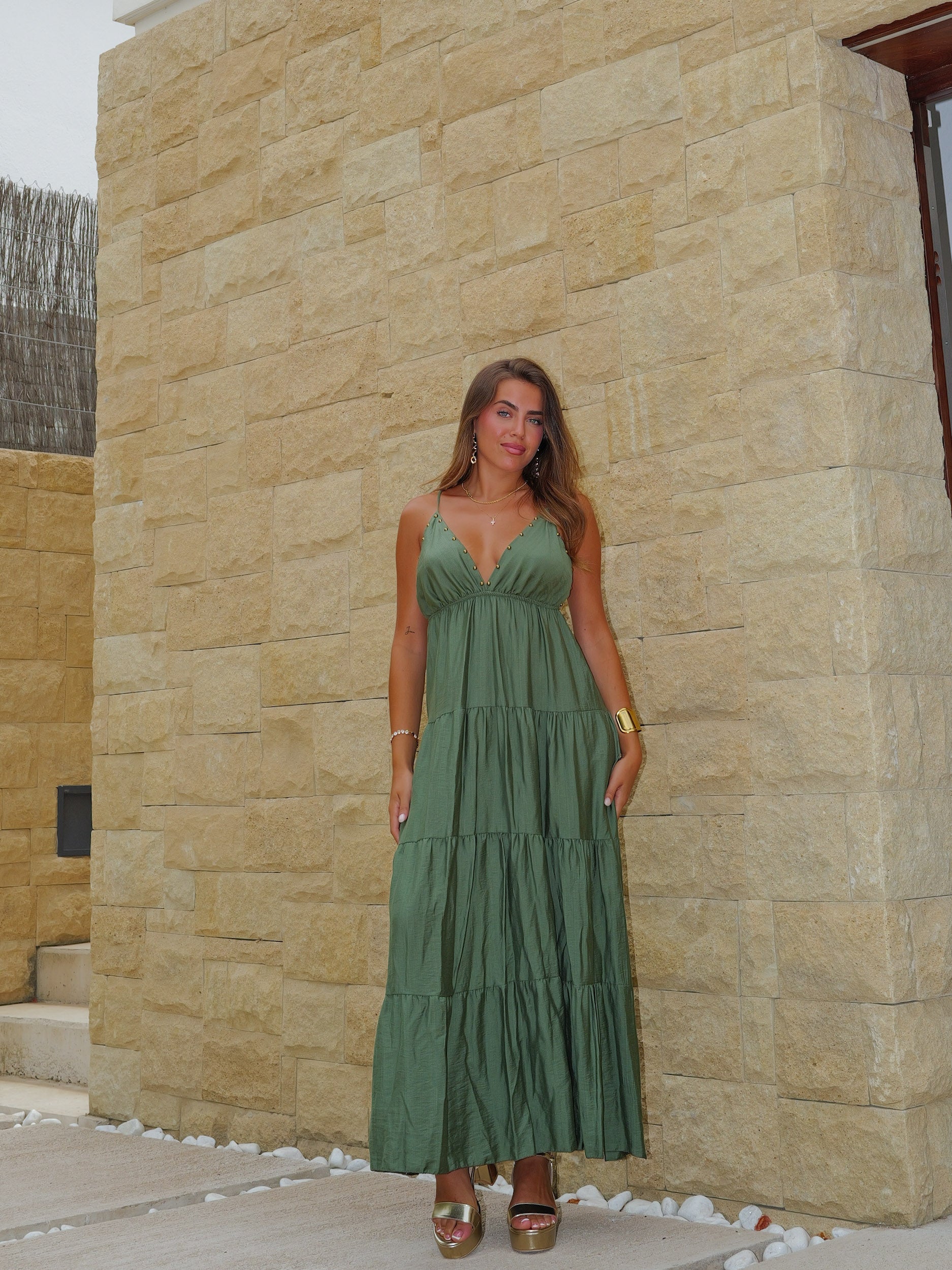 Vestido largo pico tachas oliva
