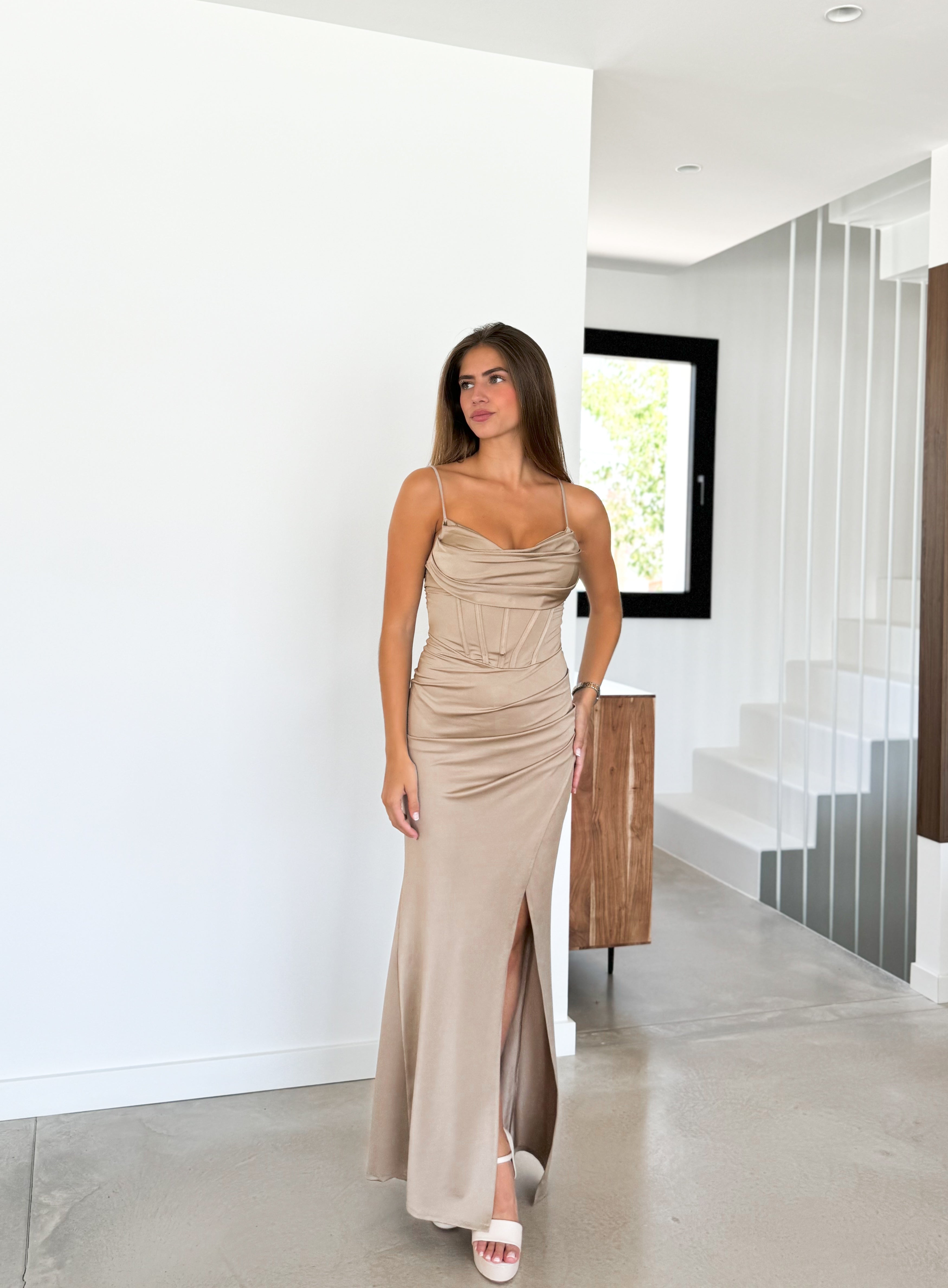 Vestido largo corse satinado taupe