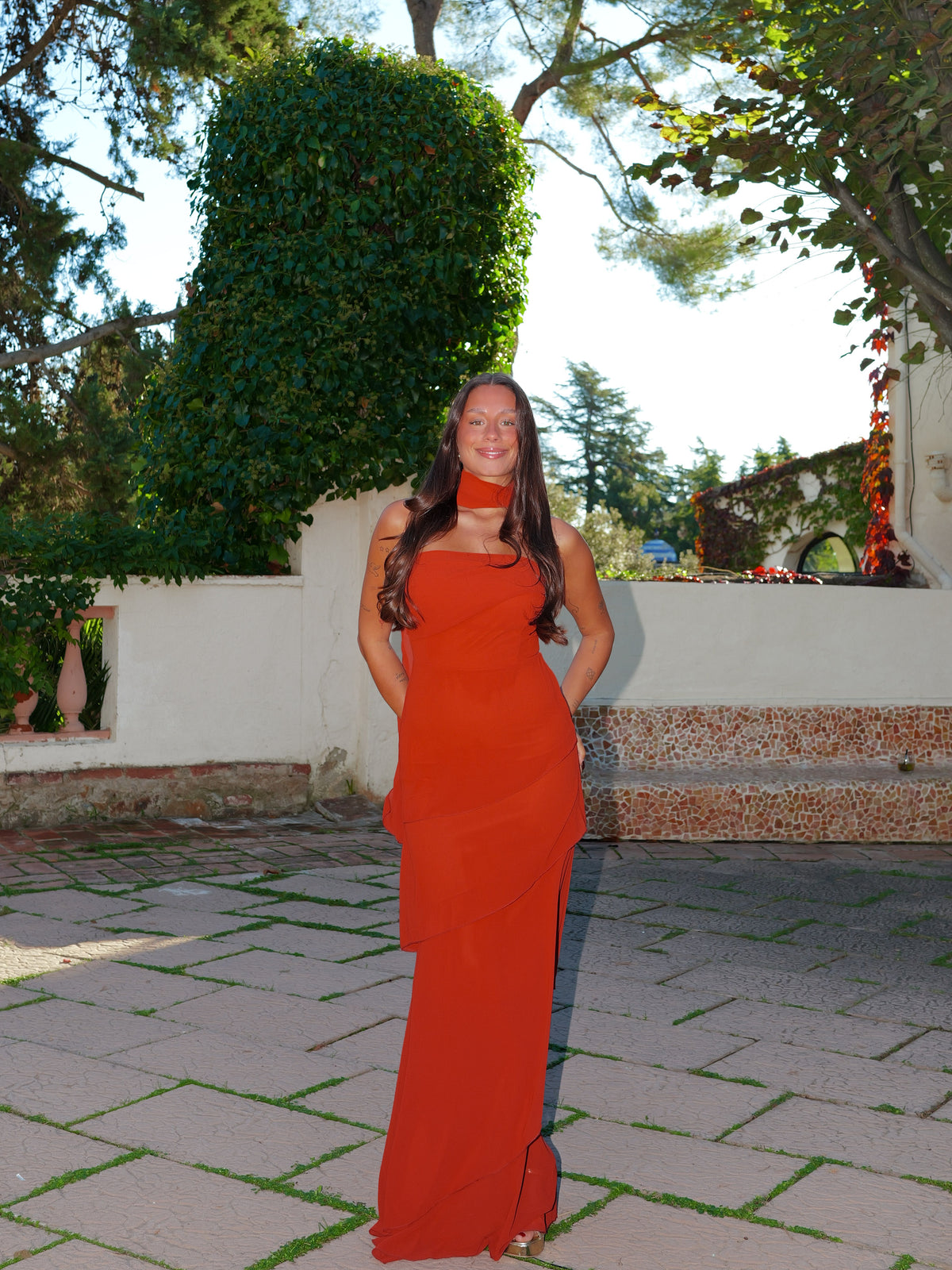 Abito con volant in chiffon color caldera