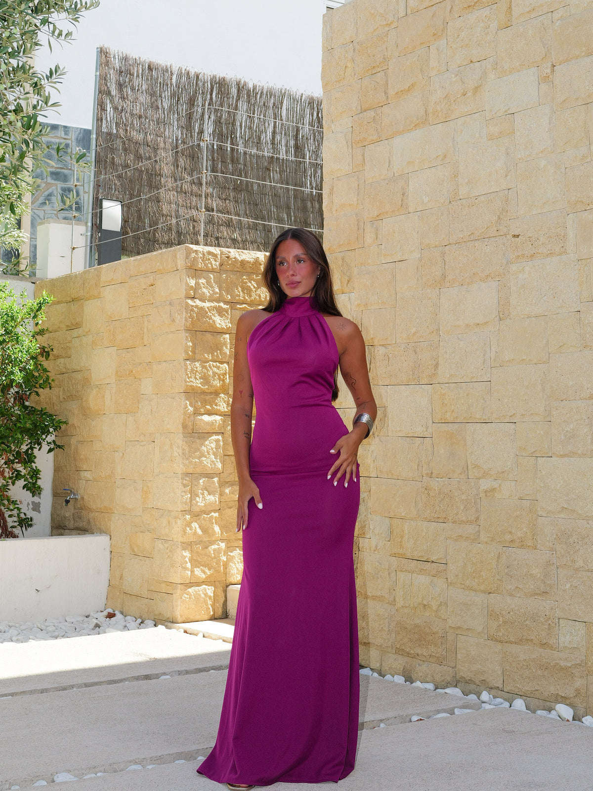 Vestido comprido com decote halter e laço, cor amarena