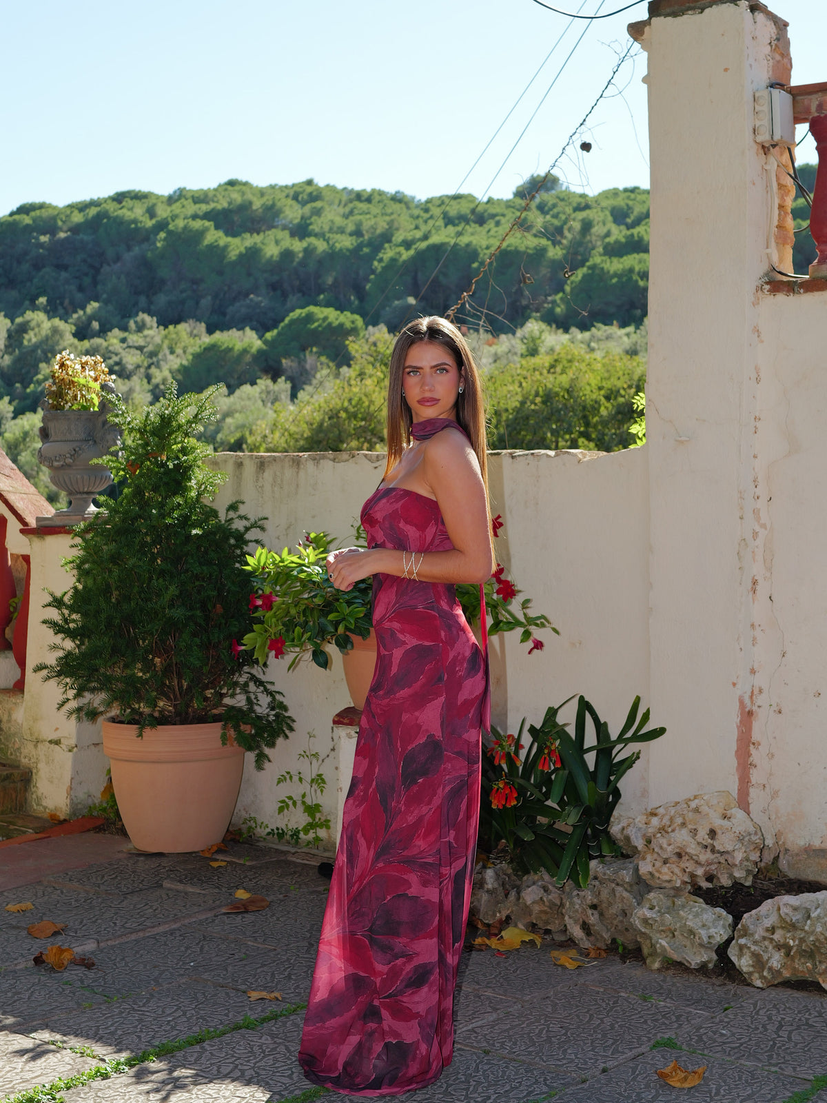 Vestido comprido com gola choker em tule cor de vinho