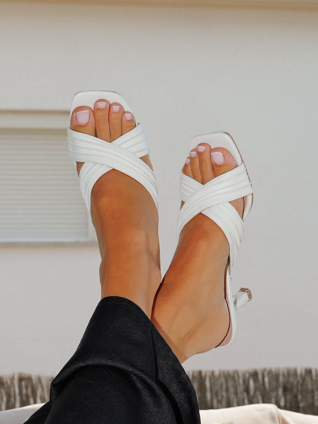 Sandalias bandas relieve blancas