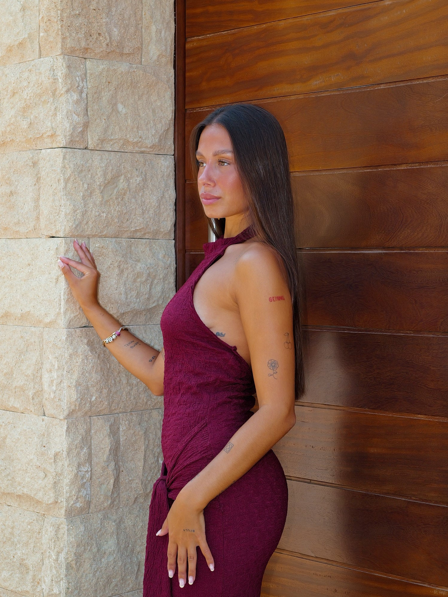 Vestido halter textura nudo burdeos