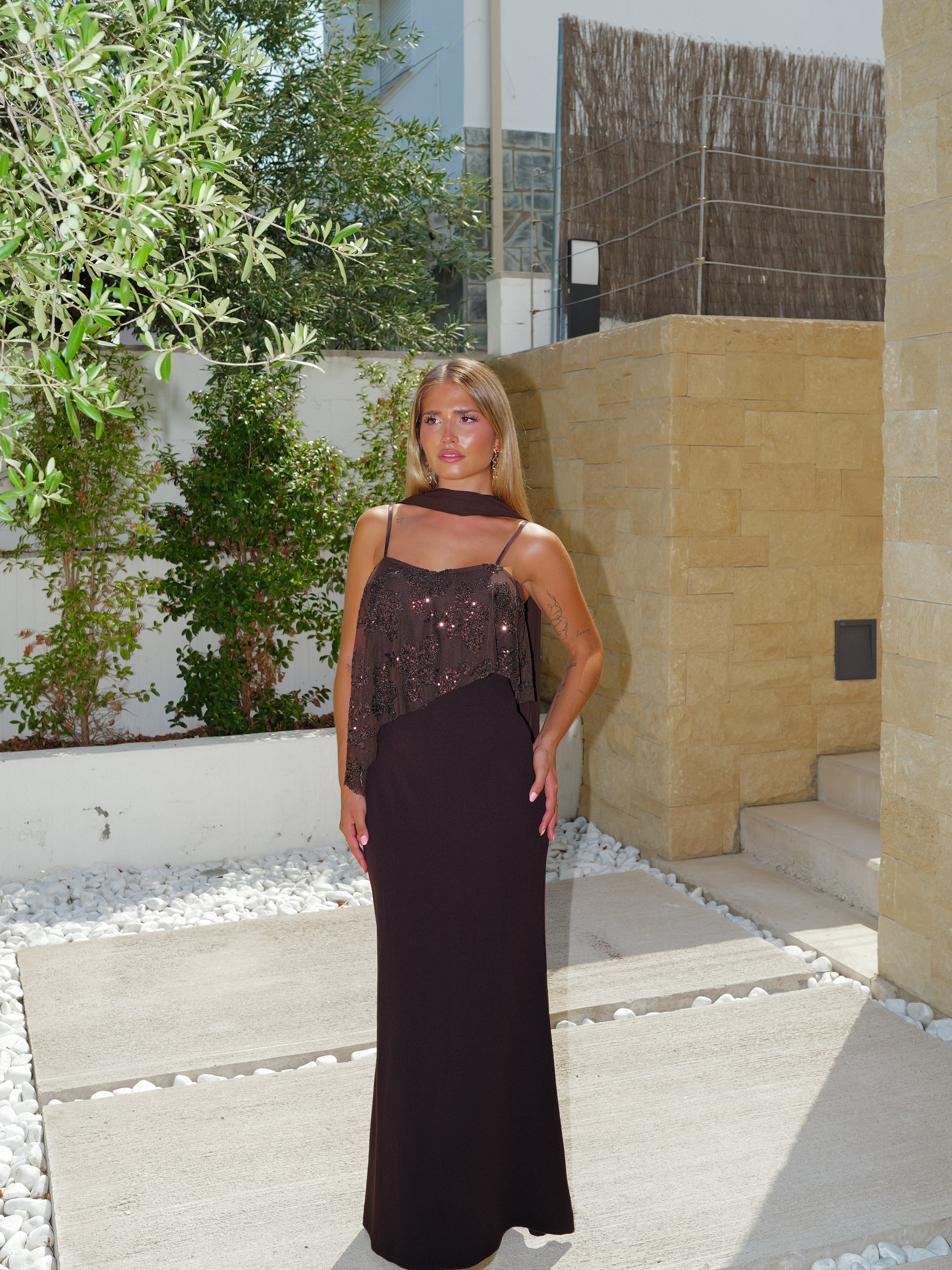 Vestido assimétrico com brilhos, cor chocolate