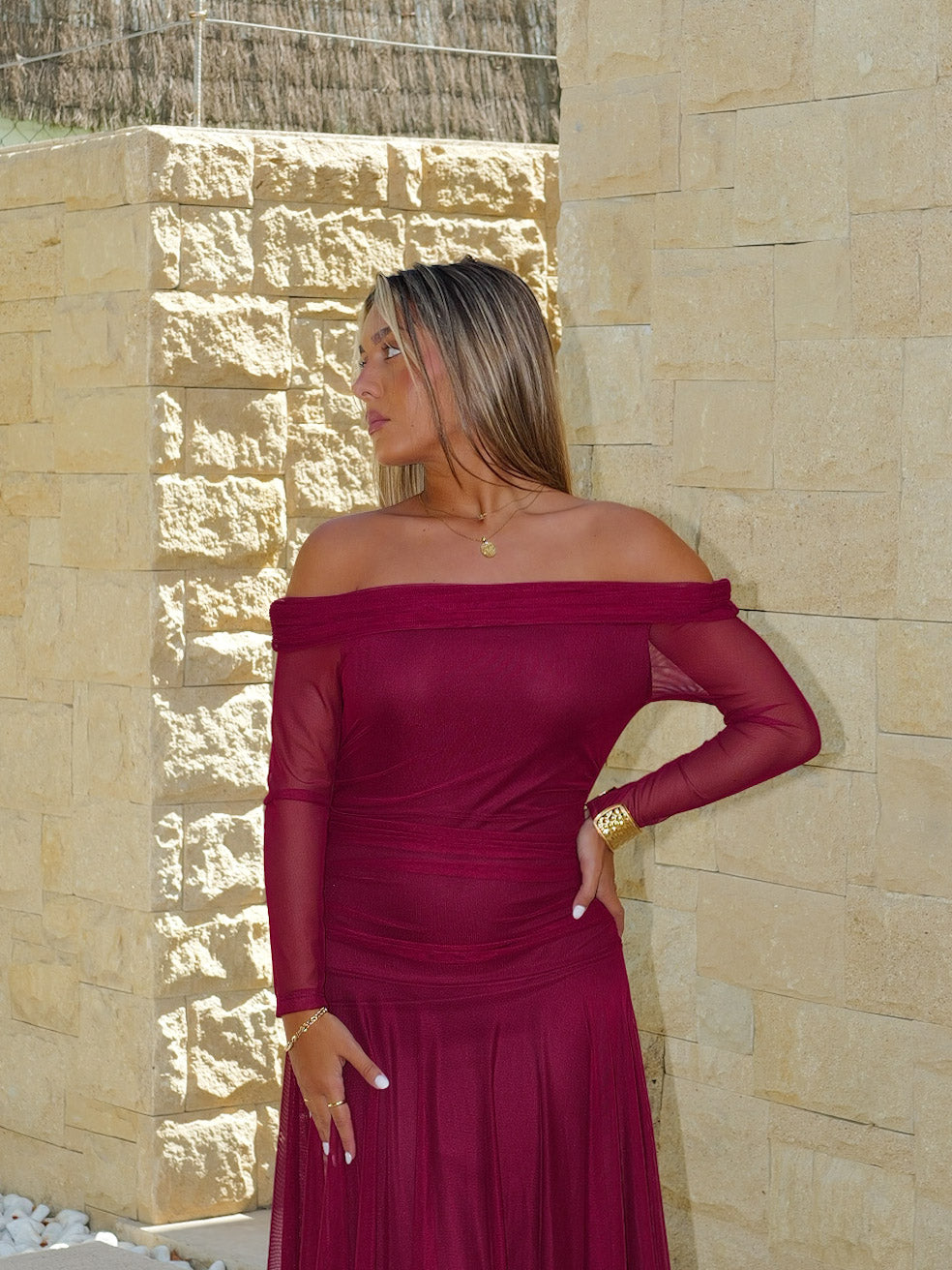 Vestido comprido com decote bardot em tule cor de bordô