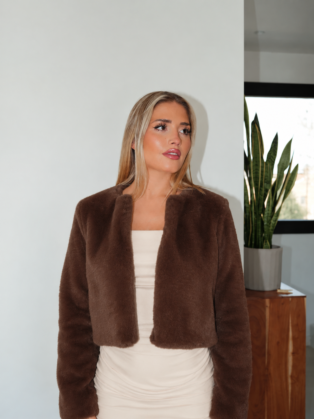 Chaqueta crop pelo chocolate