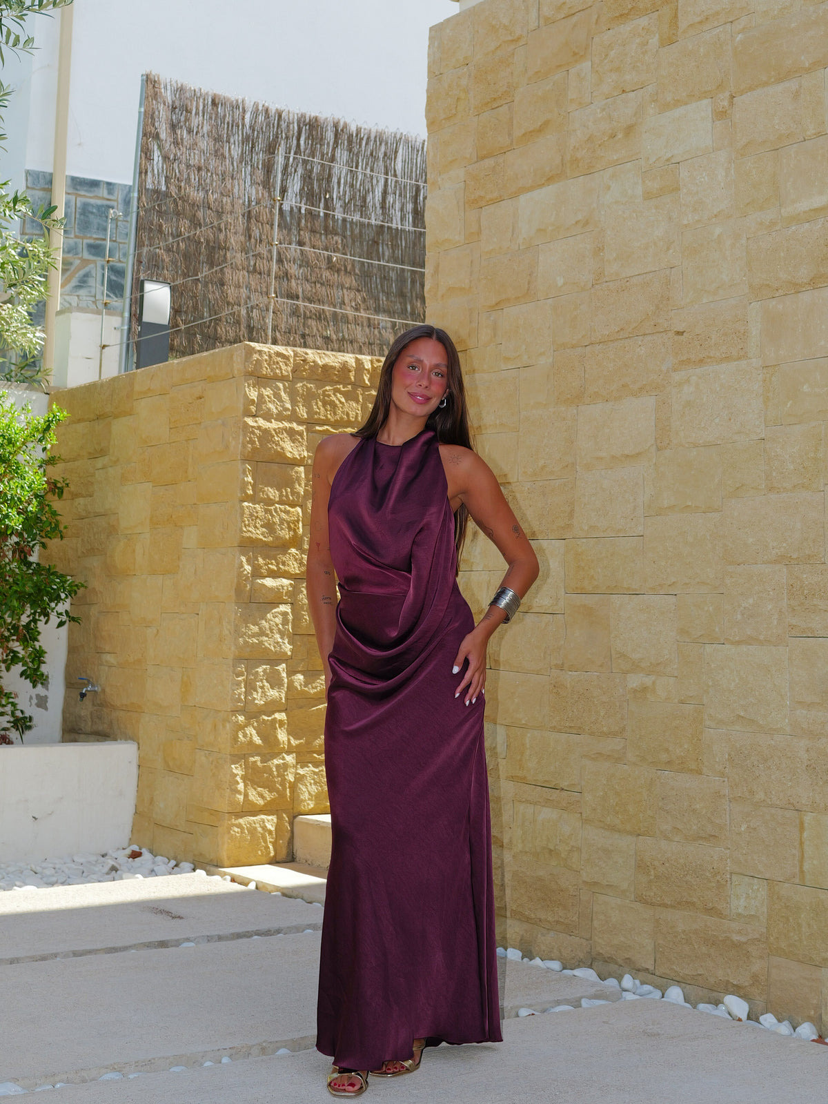 Vestido largo raso espalda halter berenjena