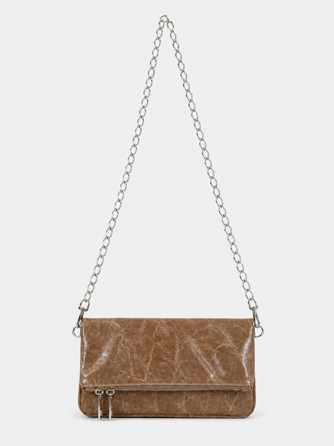 Bolsa de couro castanha com corrente brilhante