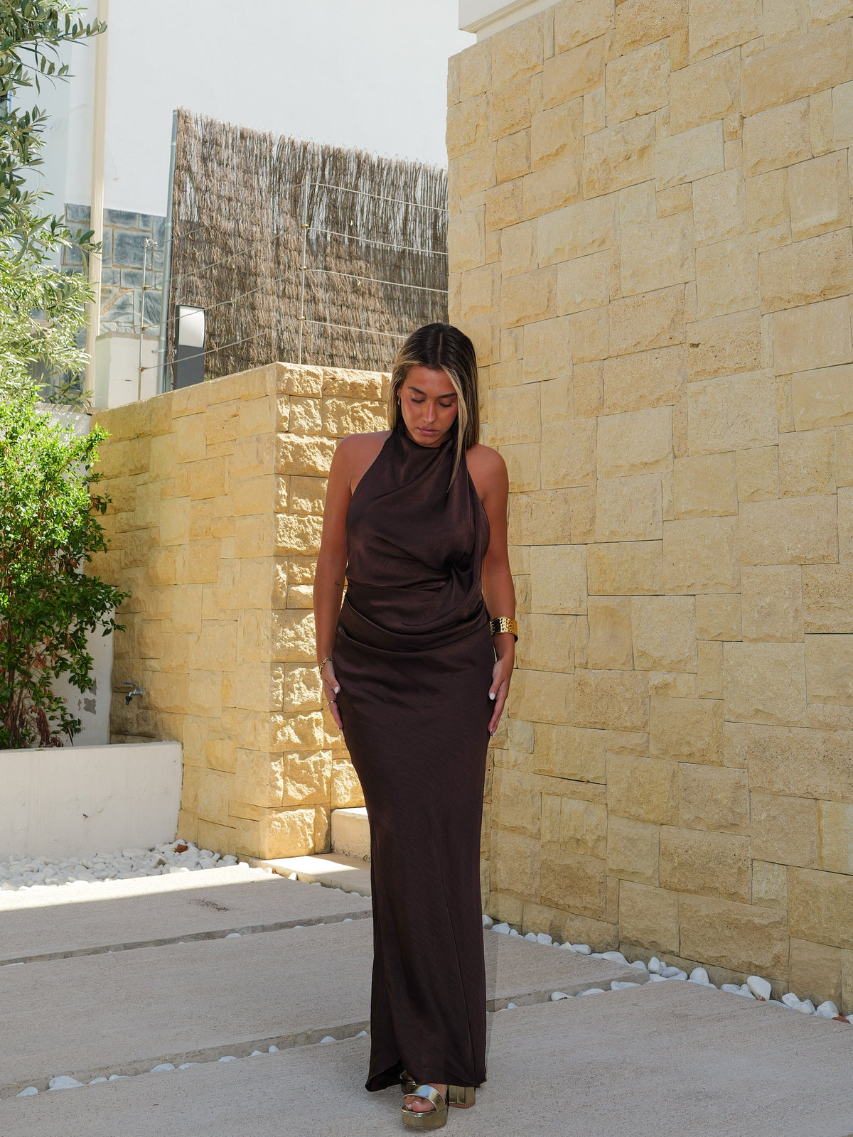 Vestido largo raso espalda halter chocolate