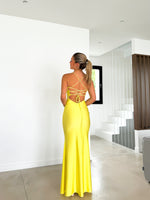 Vestido pico satin entrelazado amarillo