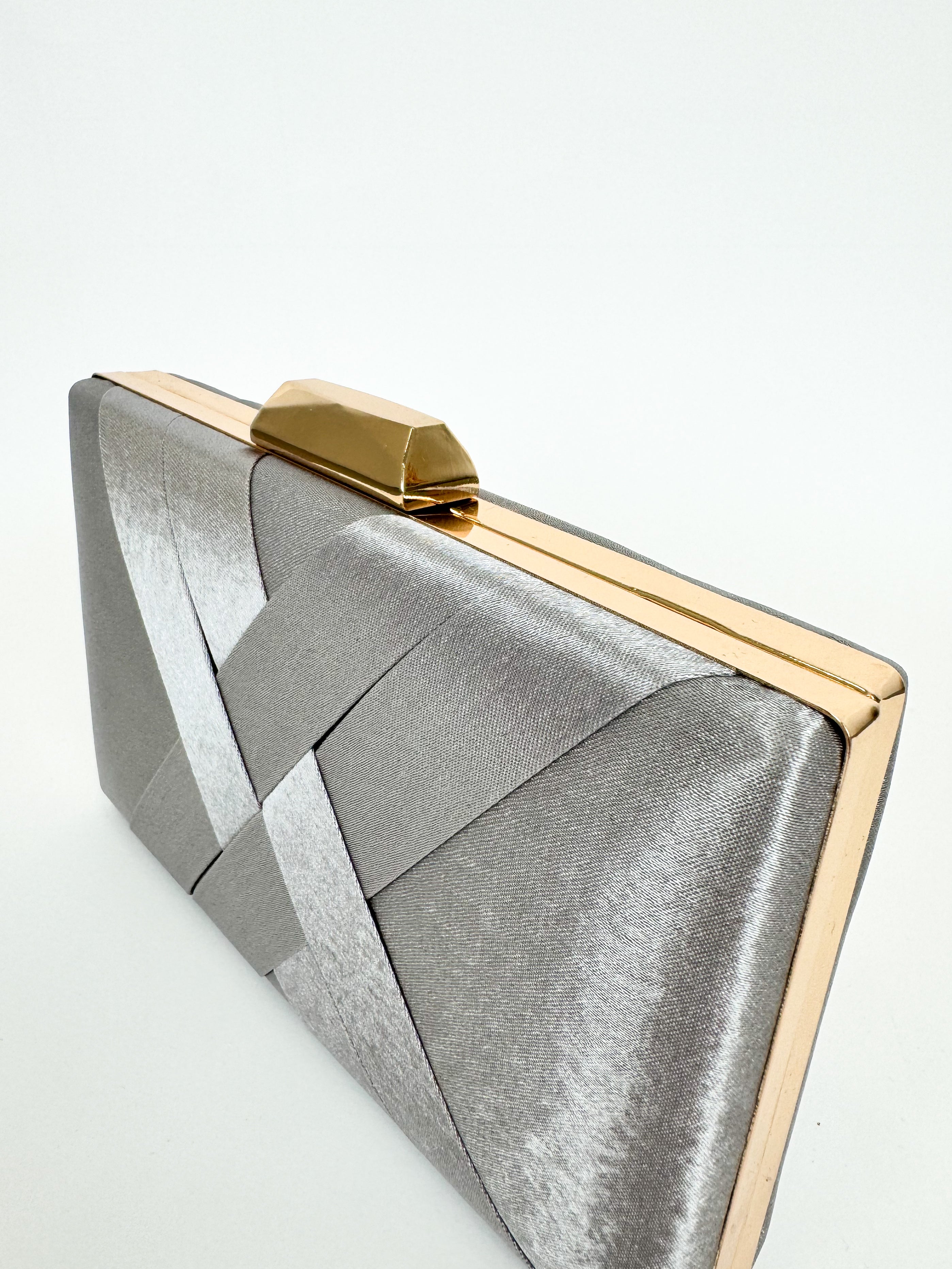 Clutch satinado plateado