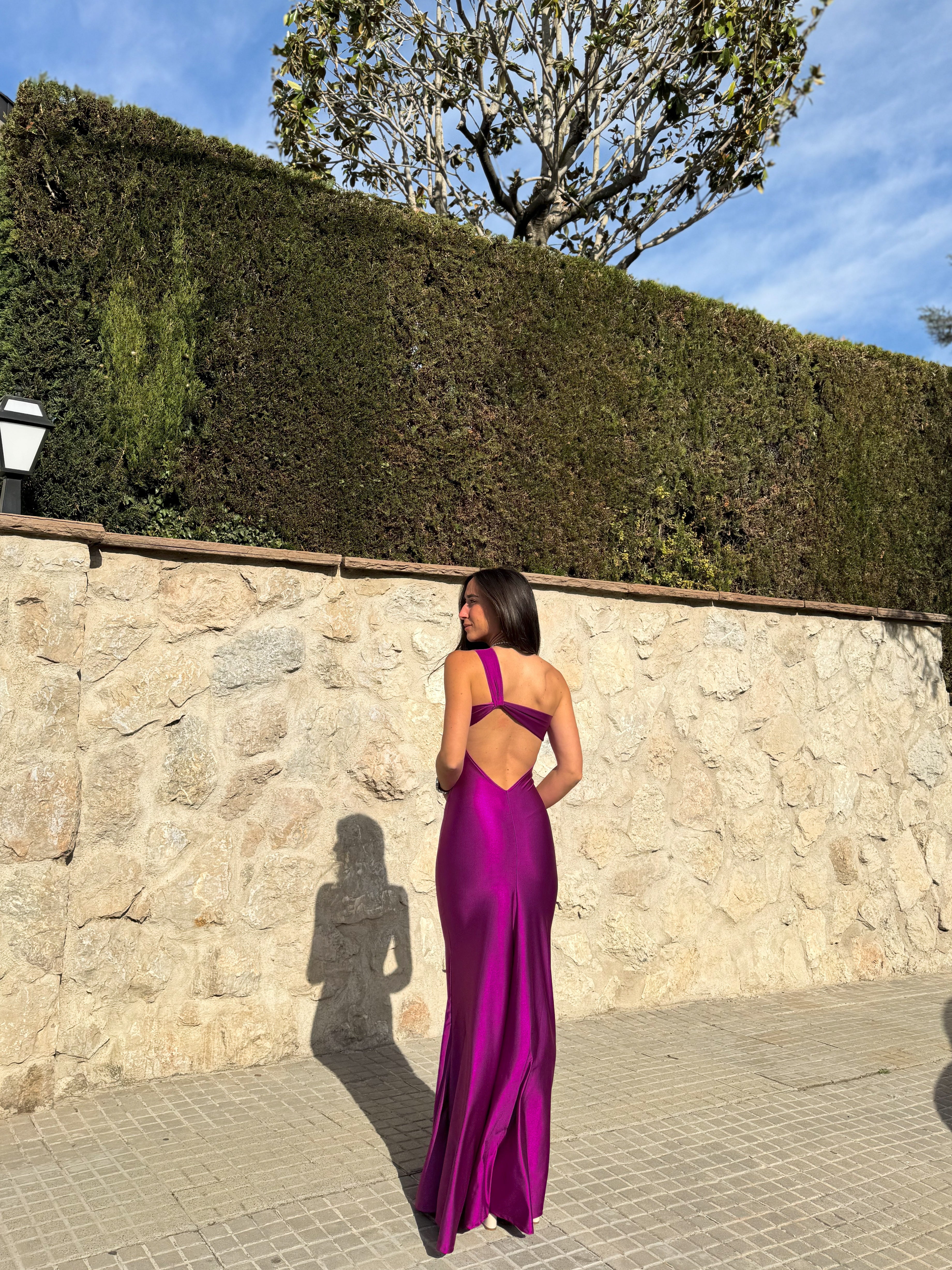 Abito amarena con nodo posteriore