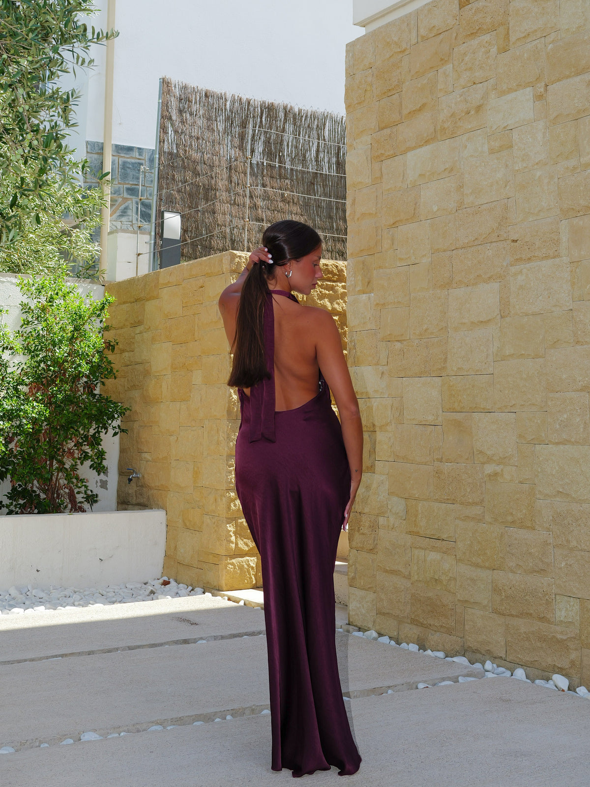 Vestido largo raso espalda halter berenjena