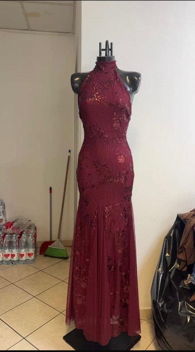 Vestido halter detalles vuelo burdeos