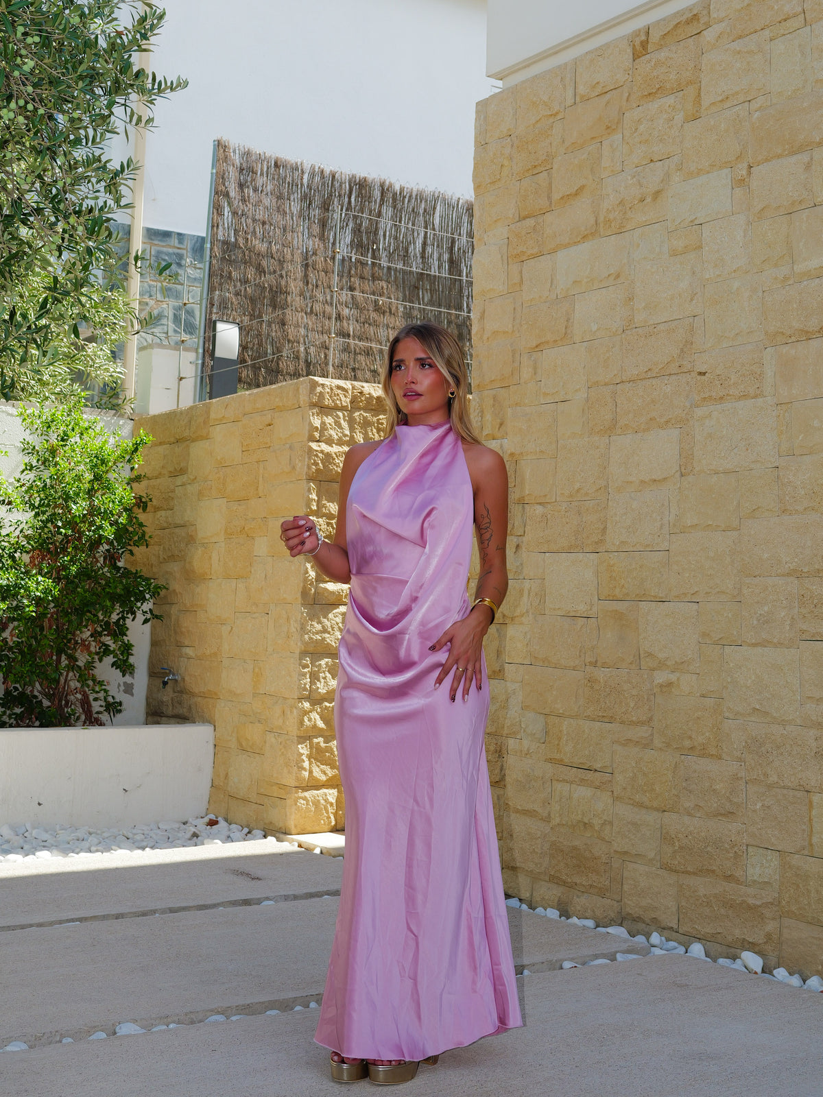 Vestido largo raso espalda halter rosa