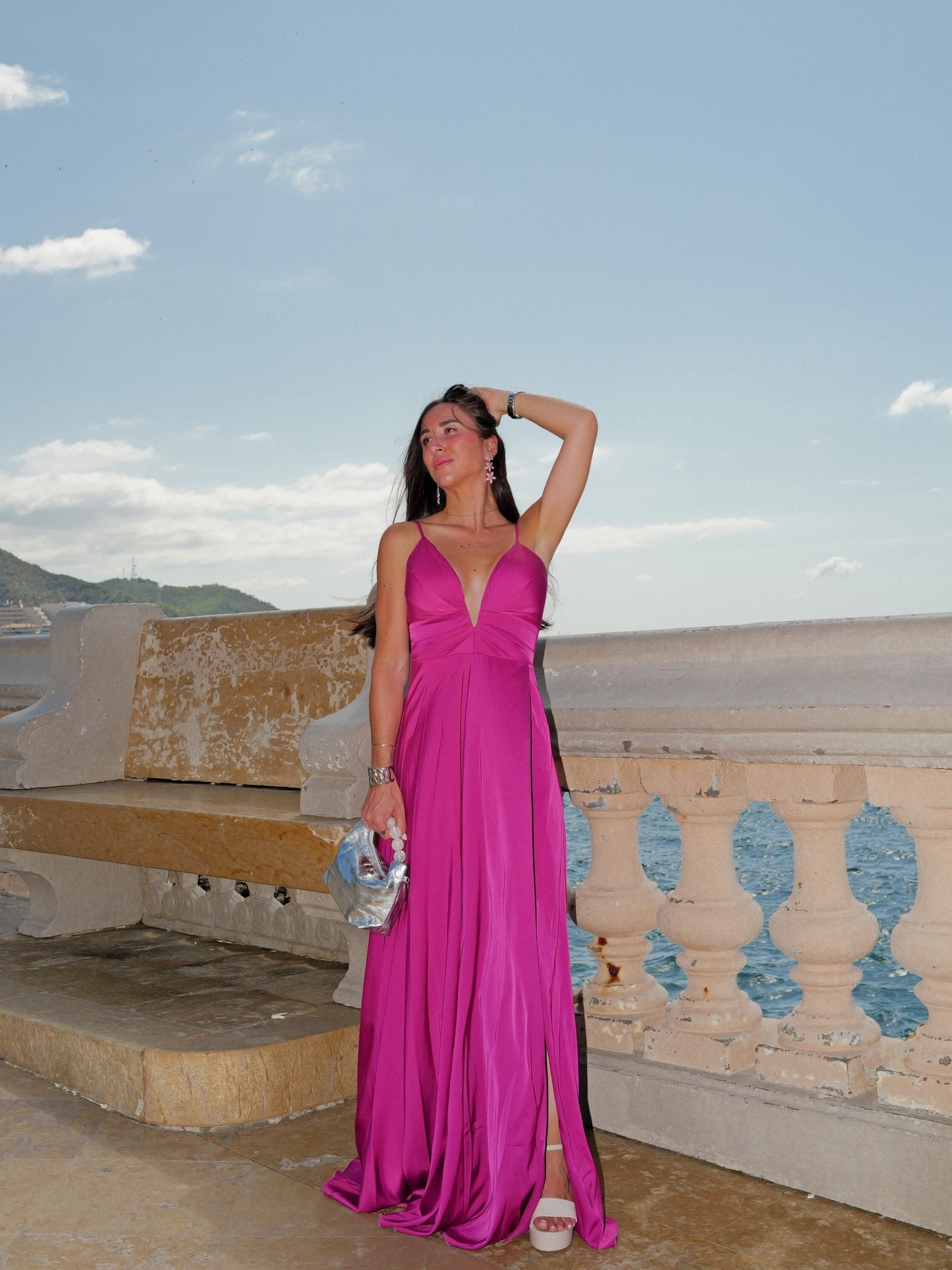 Vestido raso pico fucsia - SORELLAS