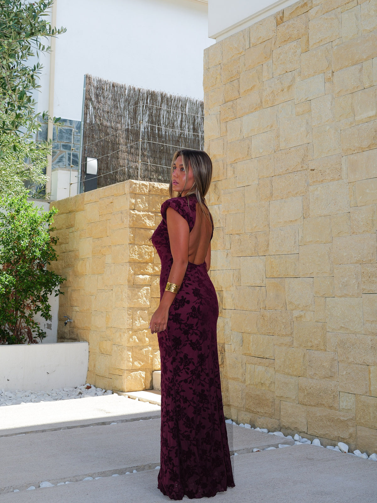 Vestido tulle flores espalda burdeos
