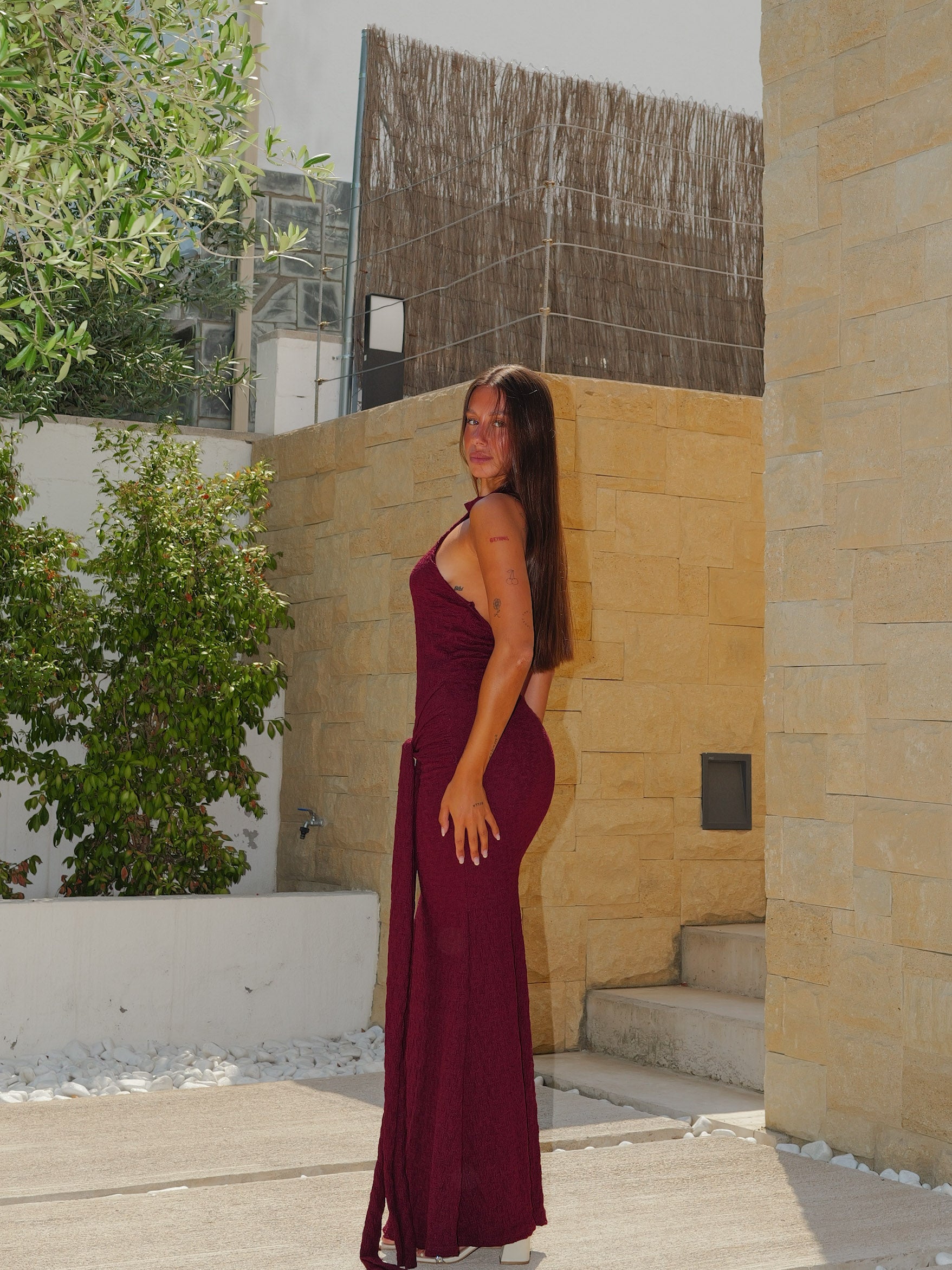 Vestido halter textura nudo burdeos
