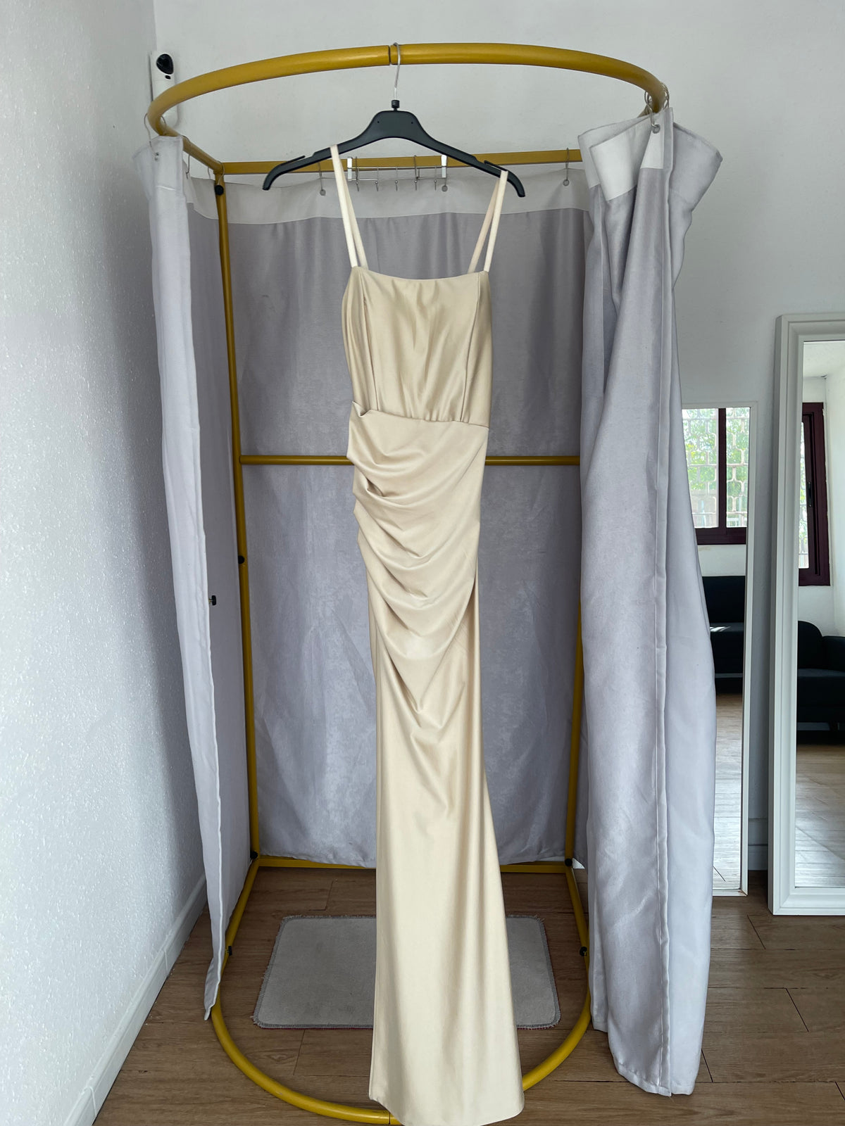 Vestido largo frunce espalda beige