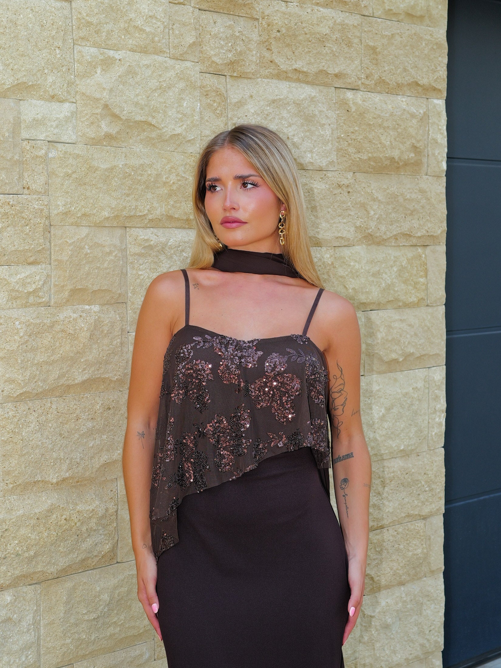 Vestido assimétrico com brilhos, cor chocolate
