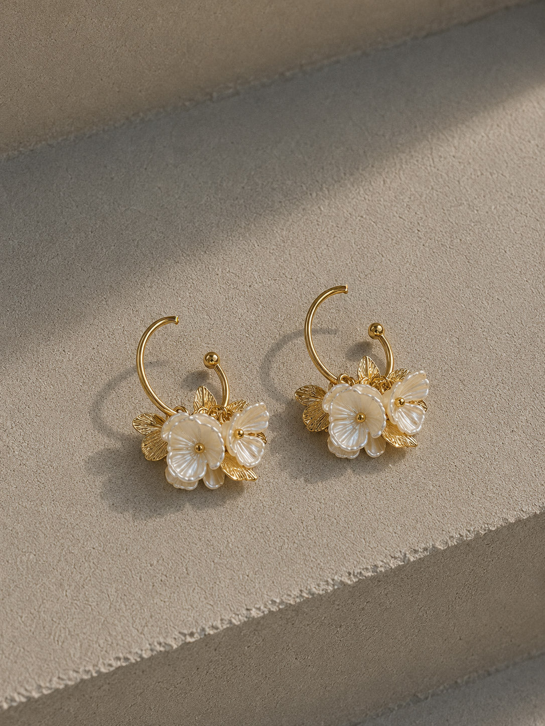 Pendientes flores perladas doradas