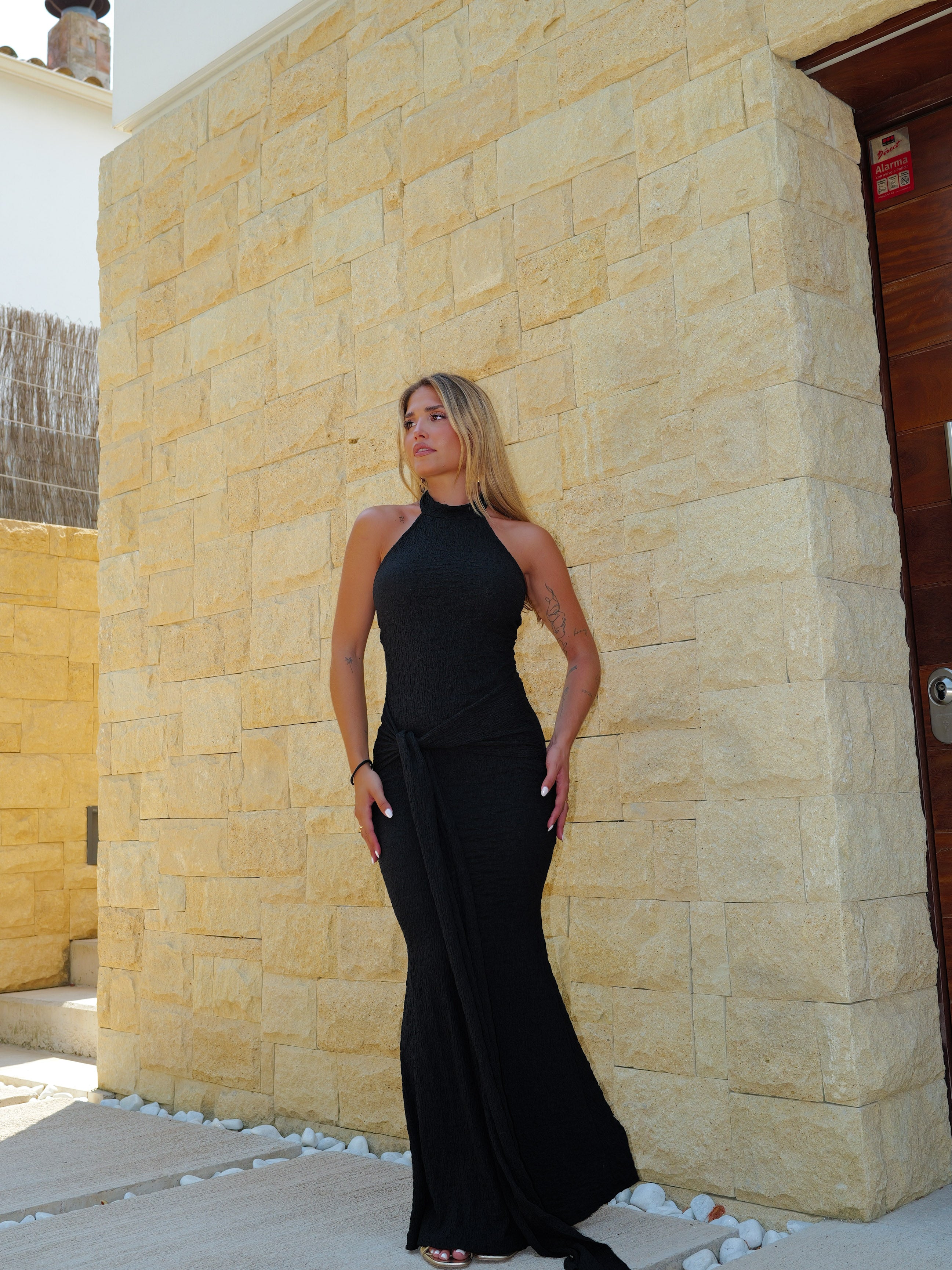 Vestido halter textura nudo negro