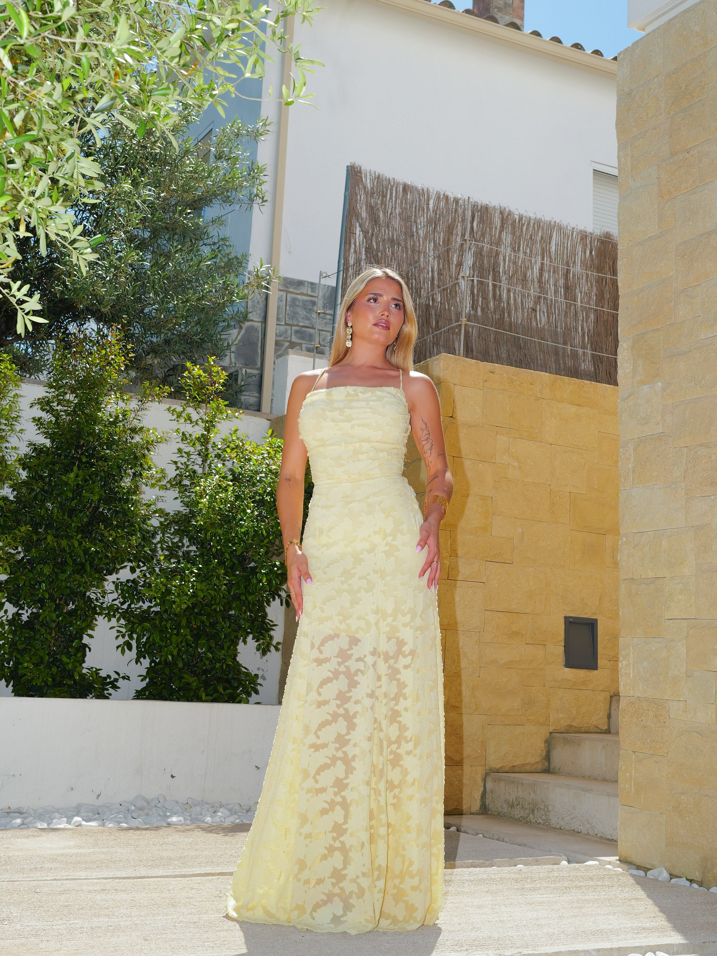 Vestido largo cascada relieves amarillo