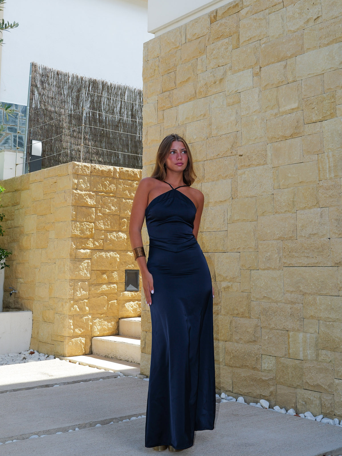 Vestido halter em cetim azul-marinho