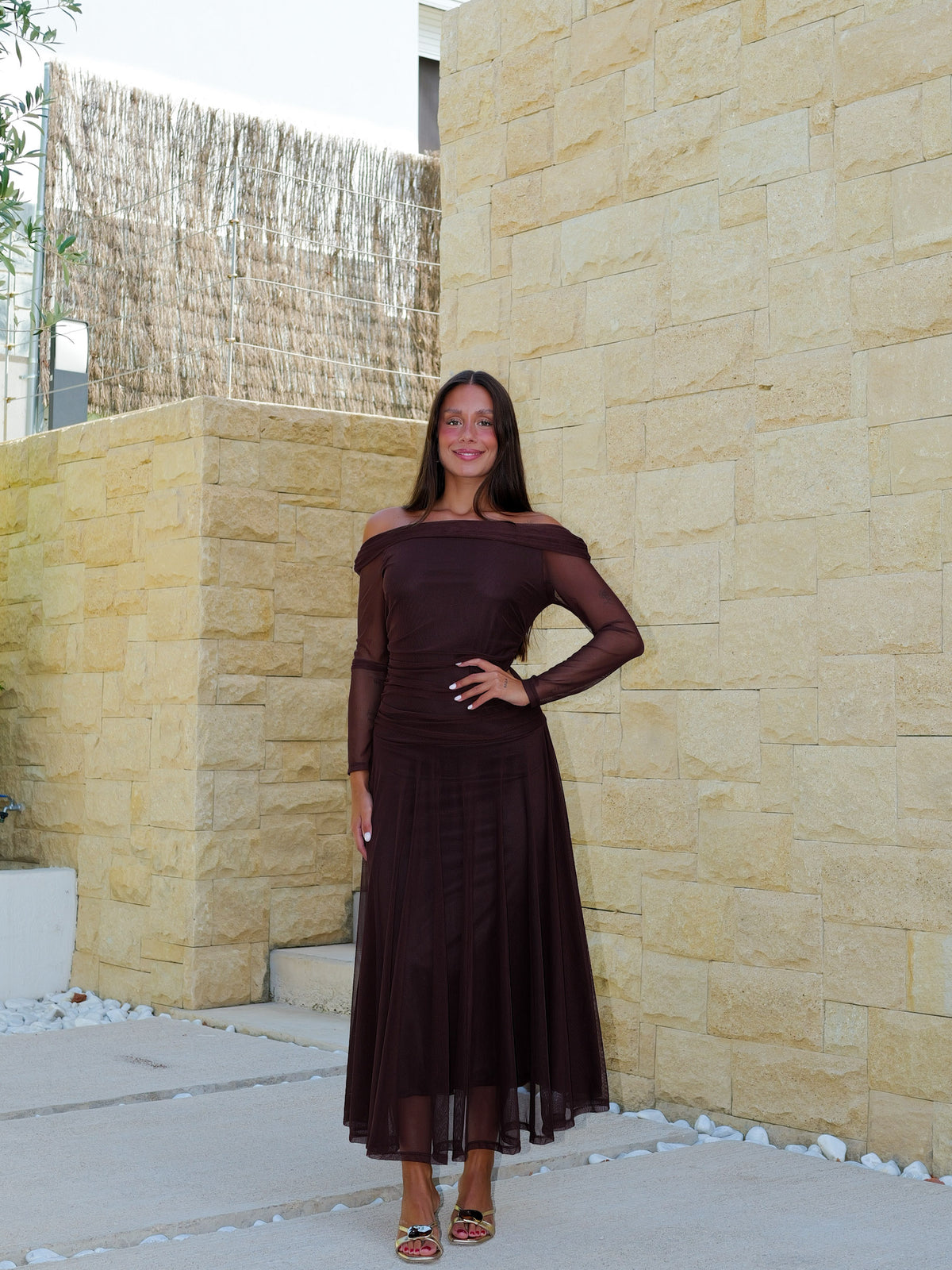 Vestido comprido com decote bardot em tule cor de chocolate