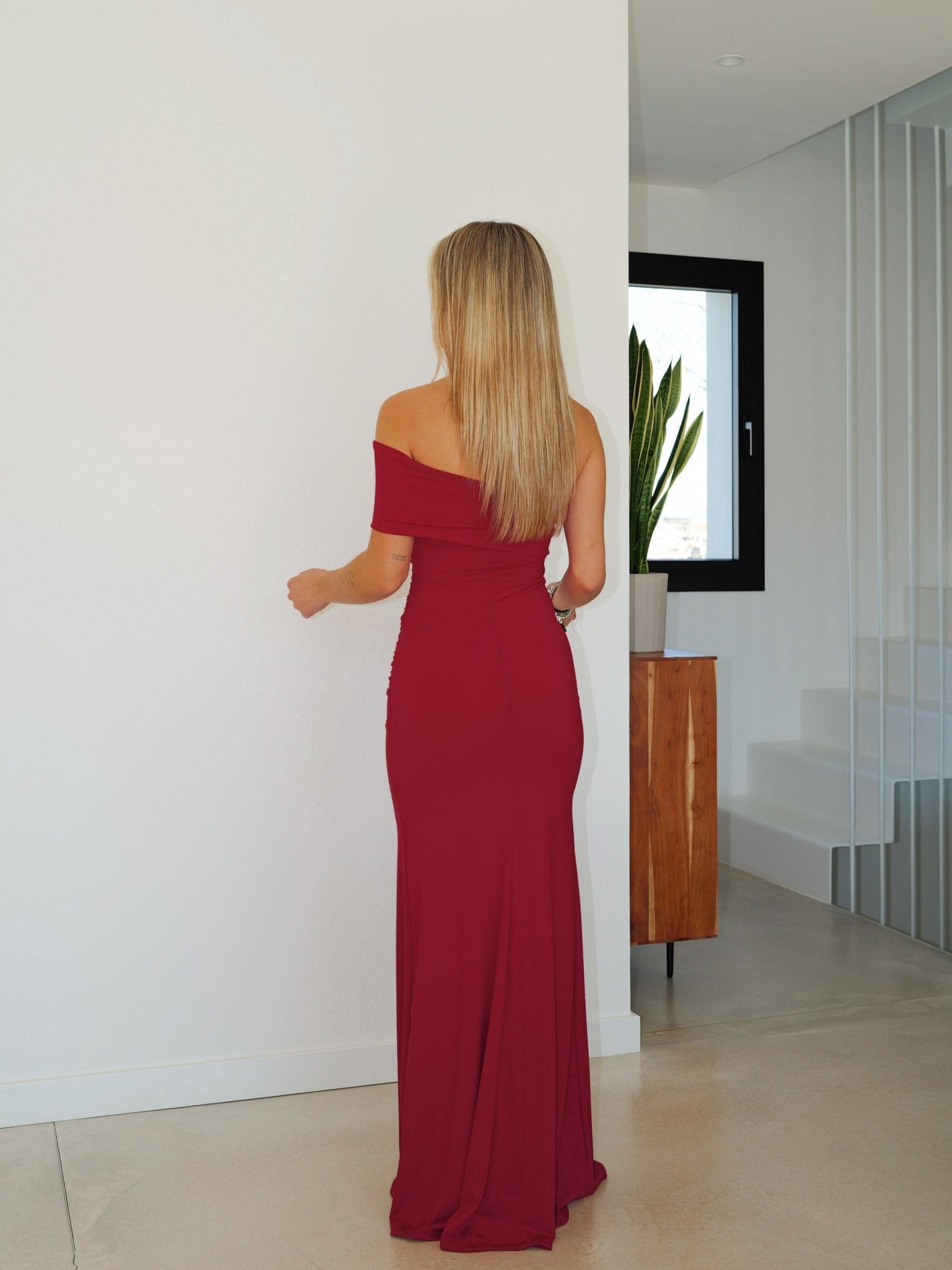 Vestido tirante asimétrico frunce burdeos - SORELLAS