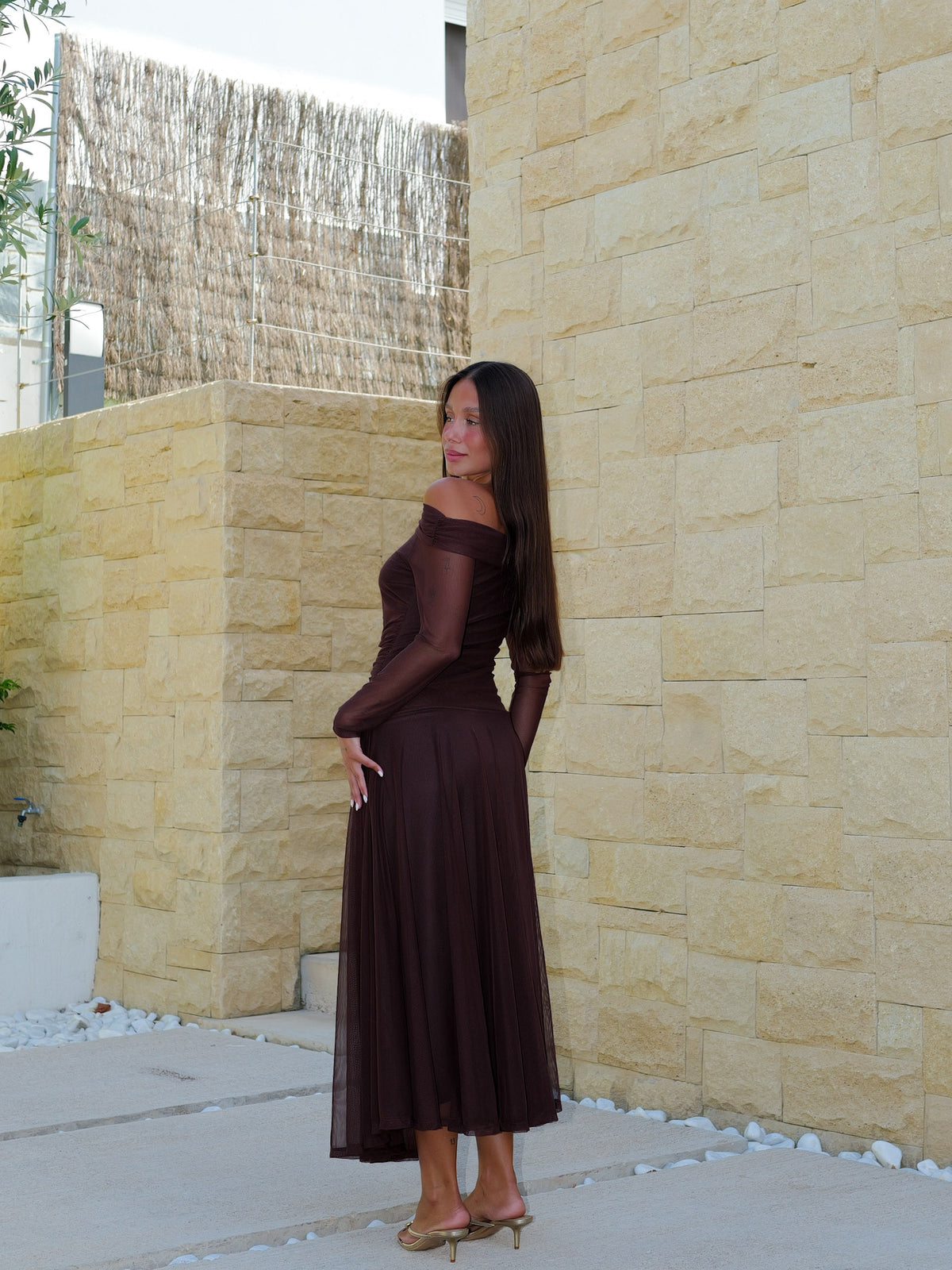 Vestido comprido com decote bardot em tule cor de chocolate