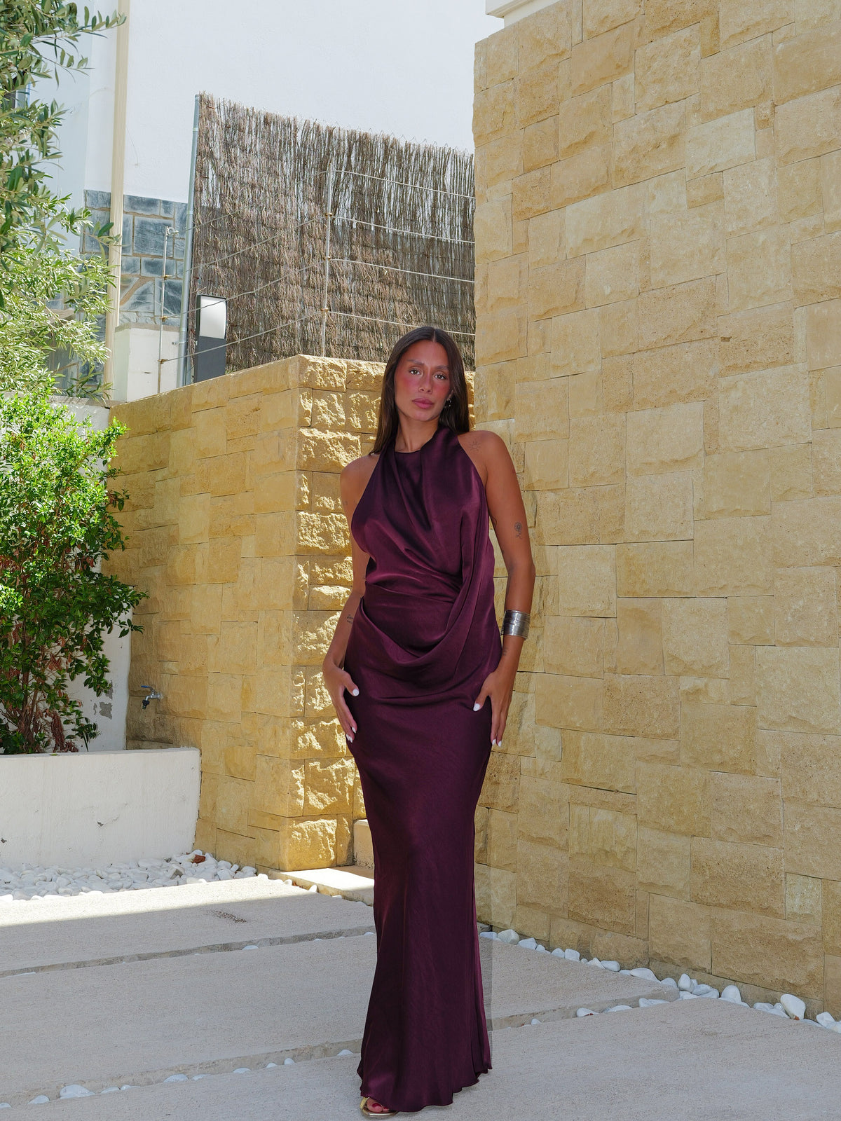 Vestido largo raso espalda halter berenjena
