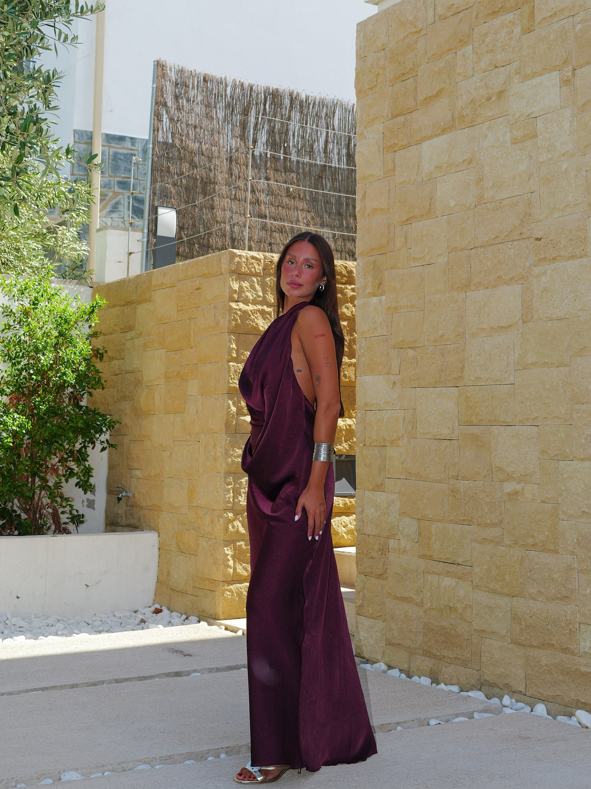 Vestido largo raso espalda halter berenjena
