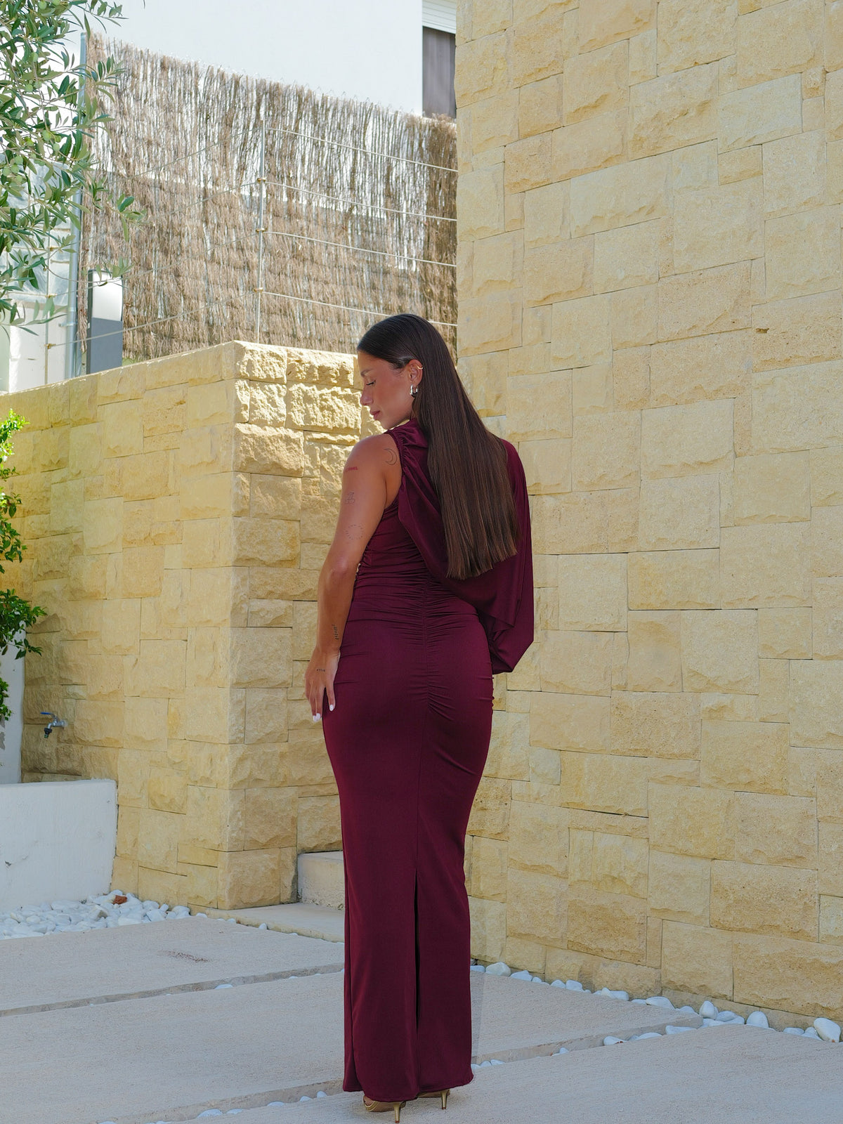 Vestido largo manga asim capa burdeos