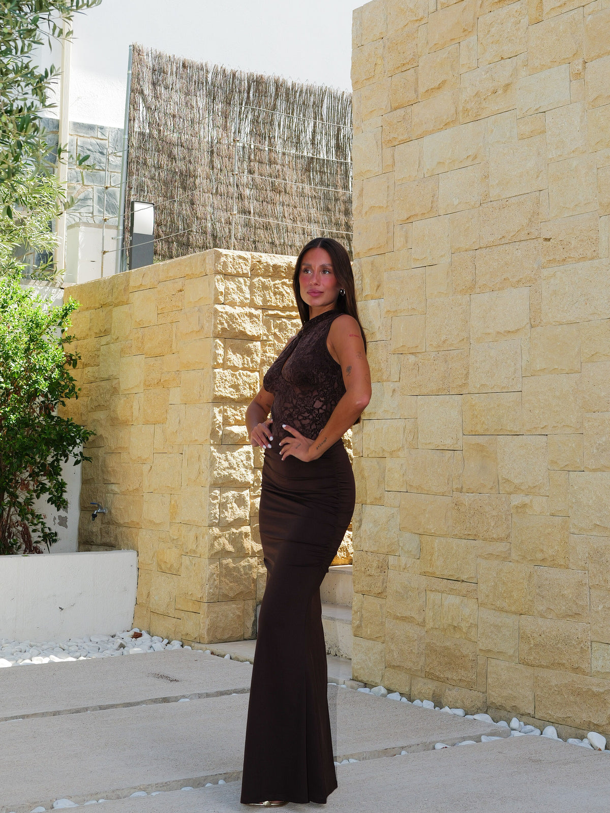 Vestido largo encaje drapeado chocolate