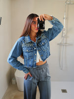 Cazadora crop tachuelas denim