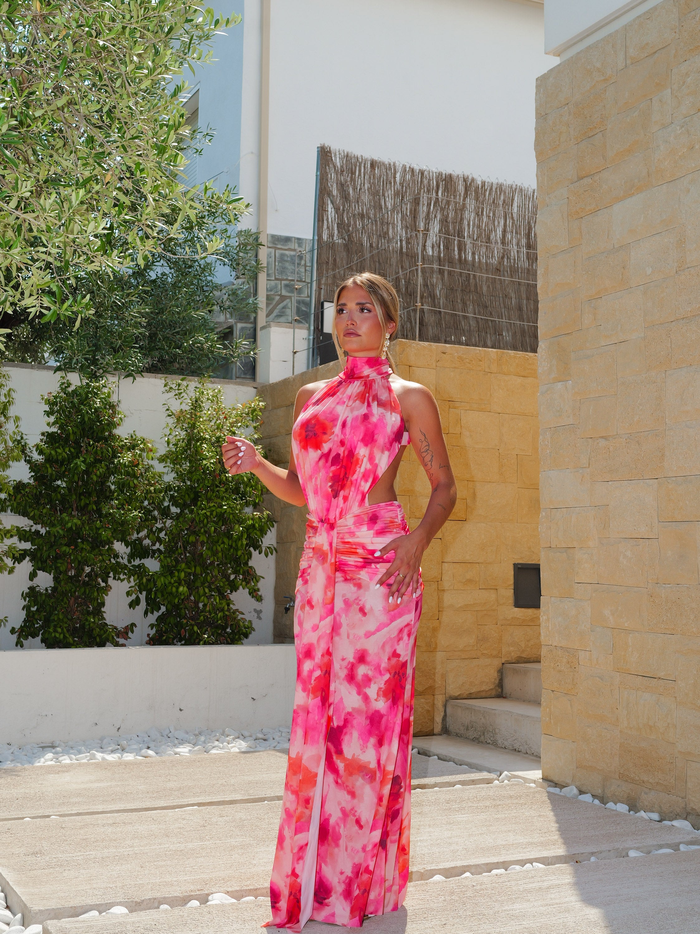 Vestido halter estampado cintura abierta coral