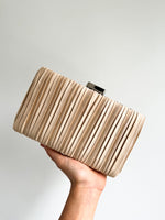 Clutch ante relieve beige