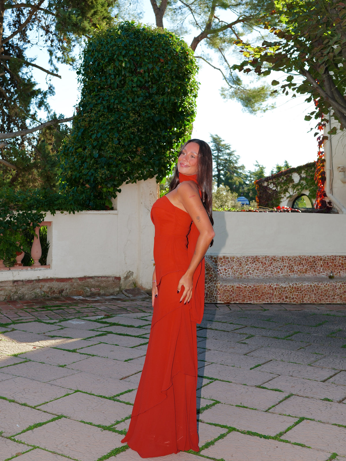 Abito con volant in chiffon color caldera