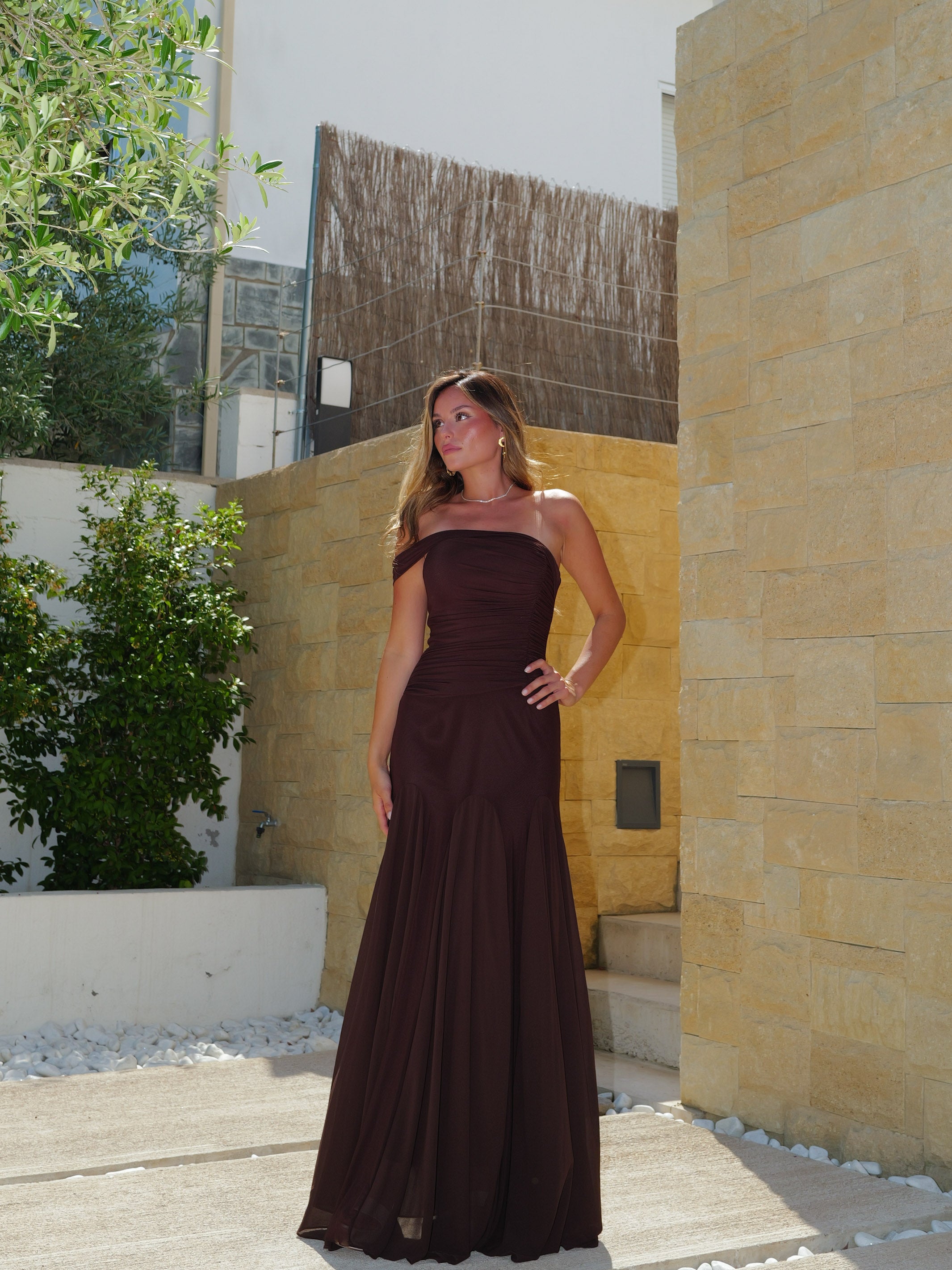 Vestido largo drapeado asimétrico flor chocolate