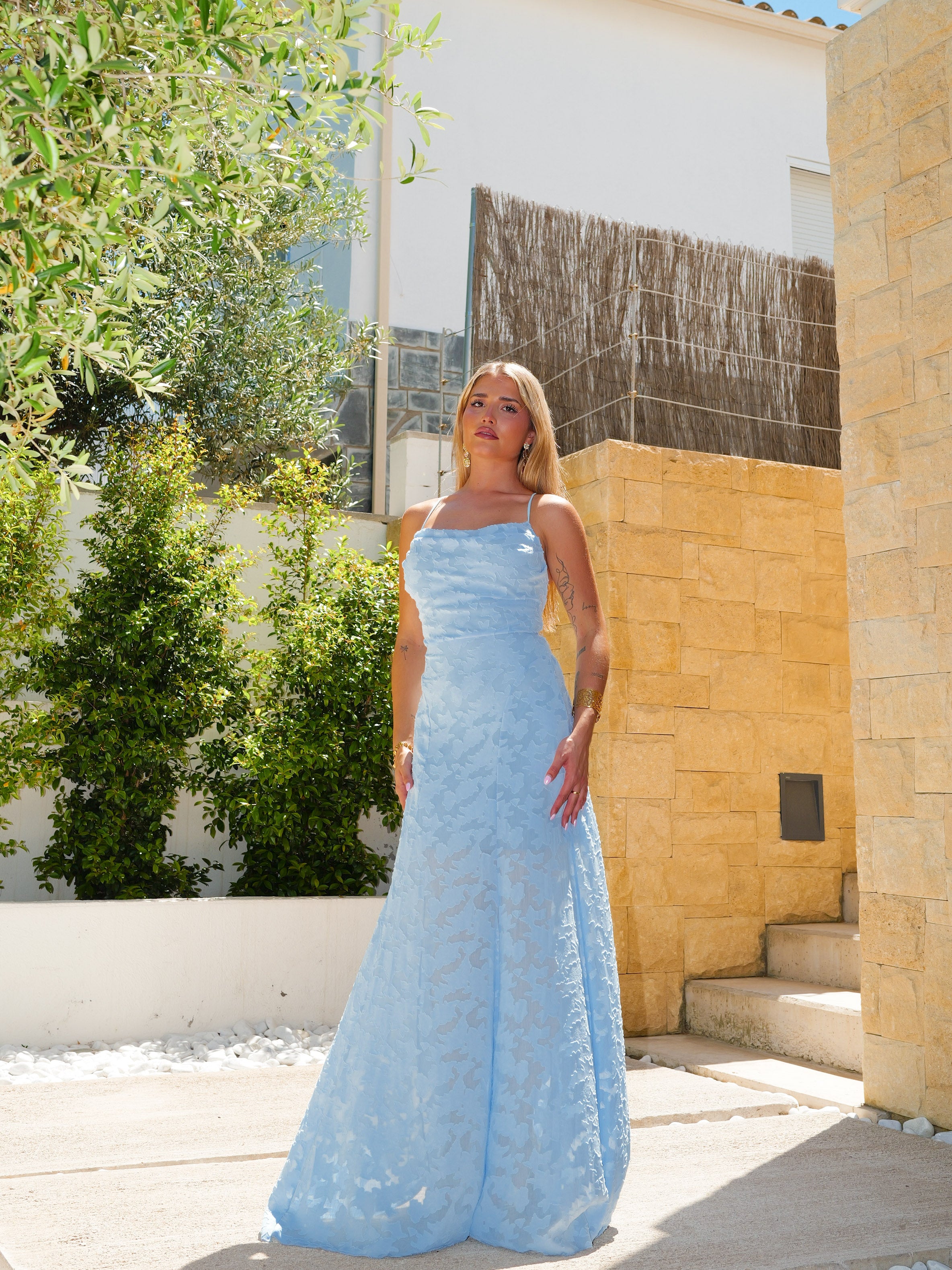 Vestido largo cascada relieves celeste