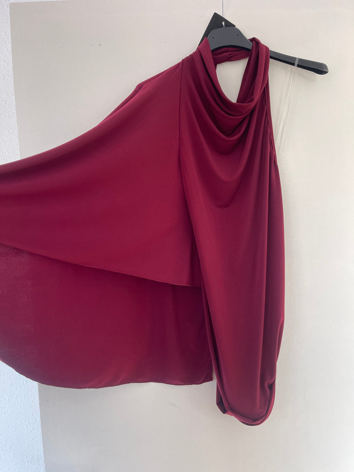 Vestido largo capa asimétrico burdeos