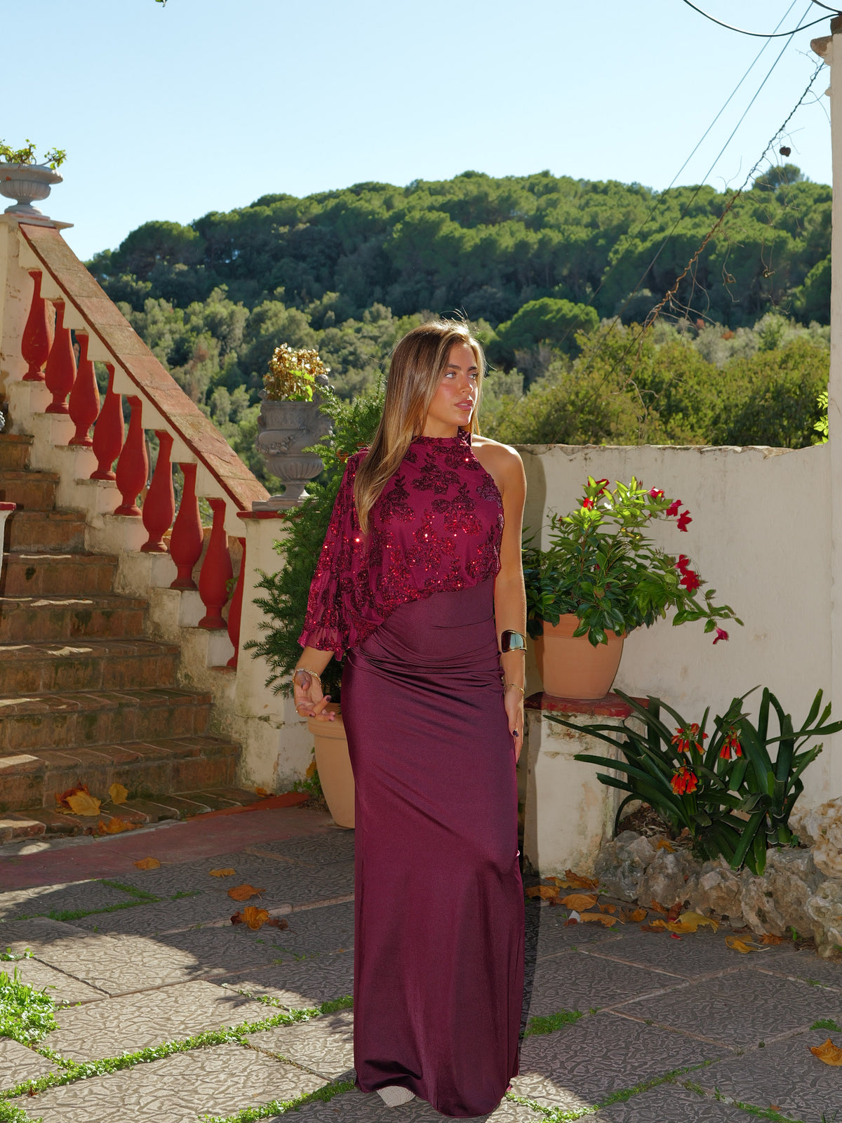 Abito asimmetrico con maniche a palloncino, paillettes e colore bordeaux