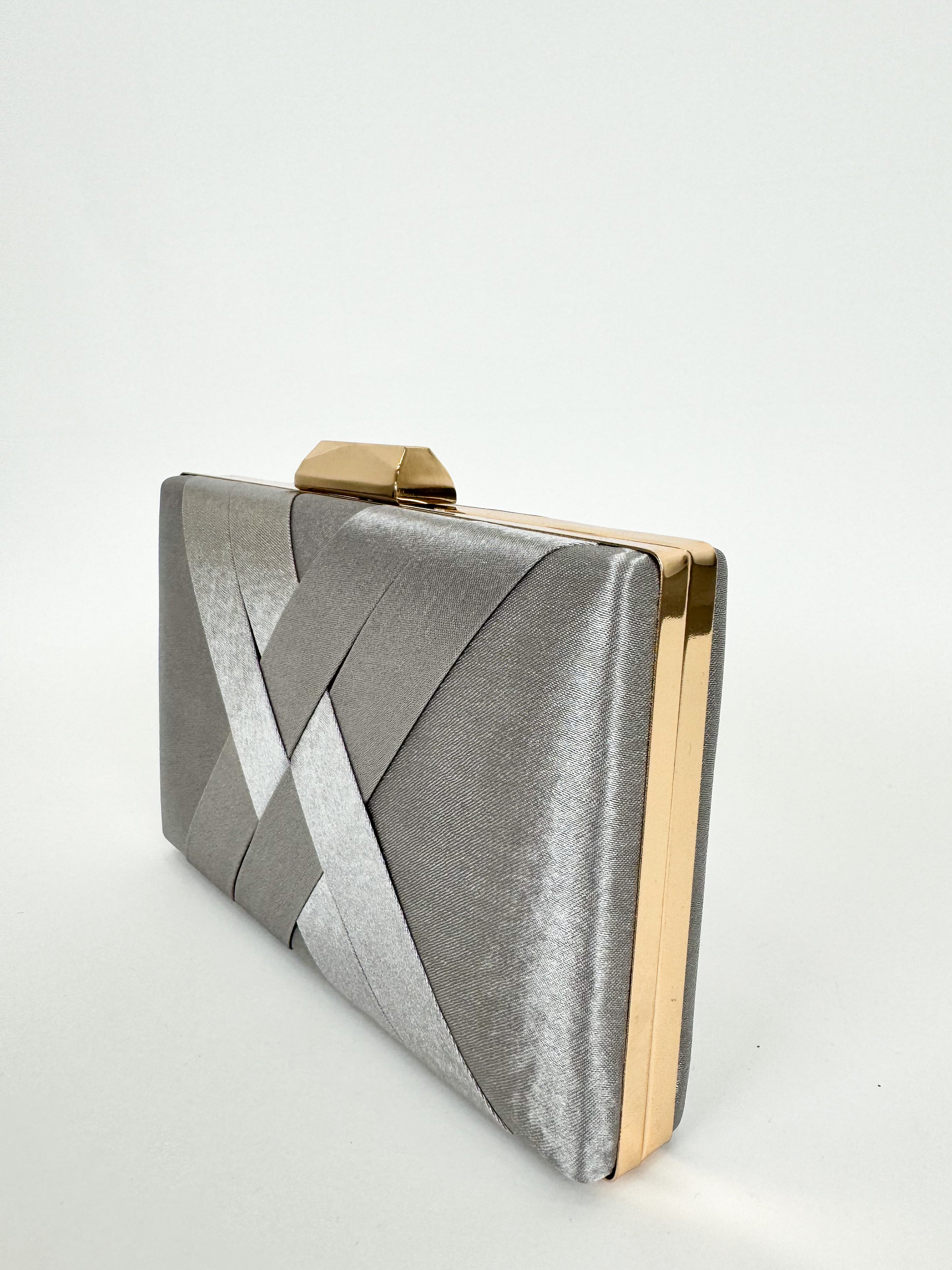 Clutch satinado plateado