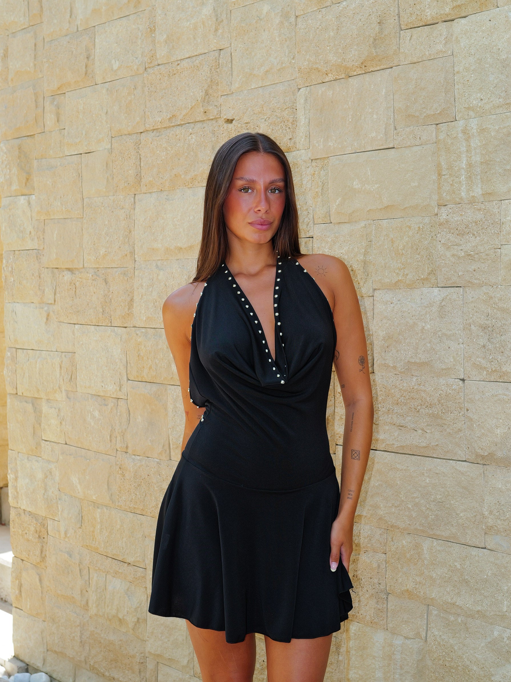 Vestido mini halter tachuelas negro