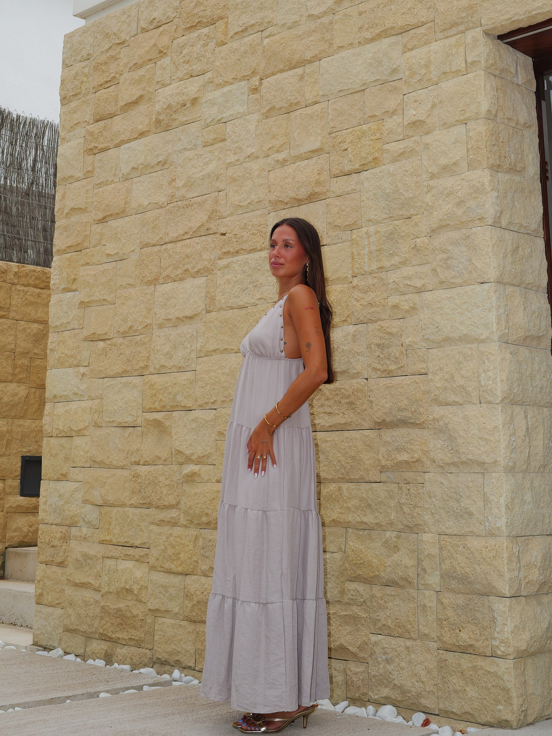 Vestido largo pico tachas beige