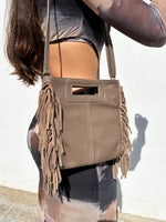 Bolso piel lisa flecos taupe